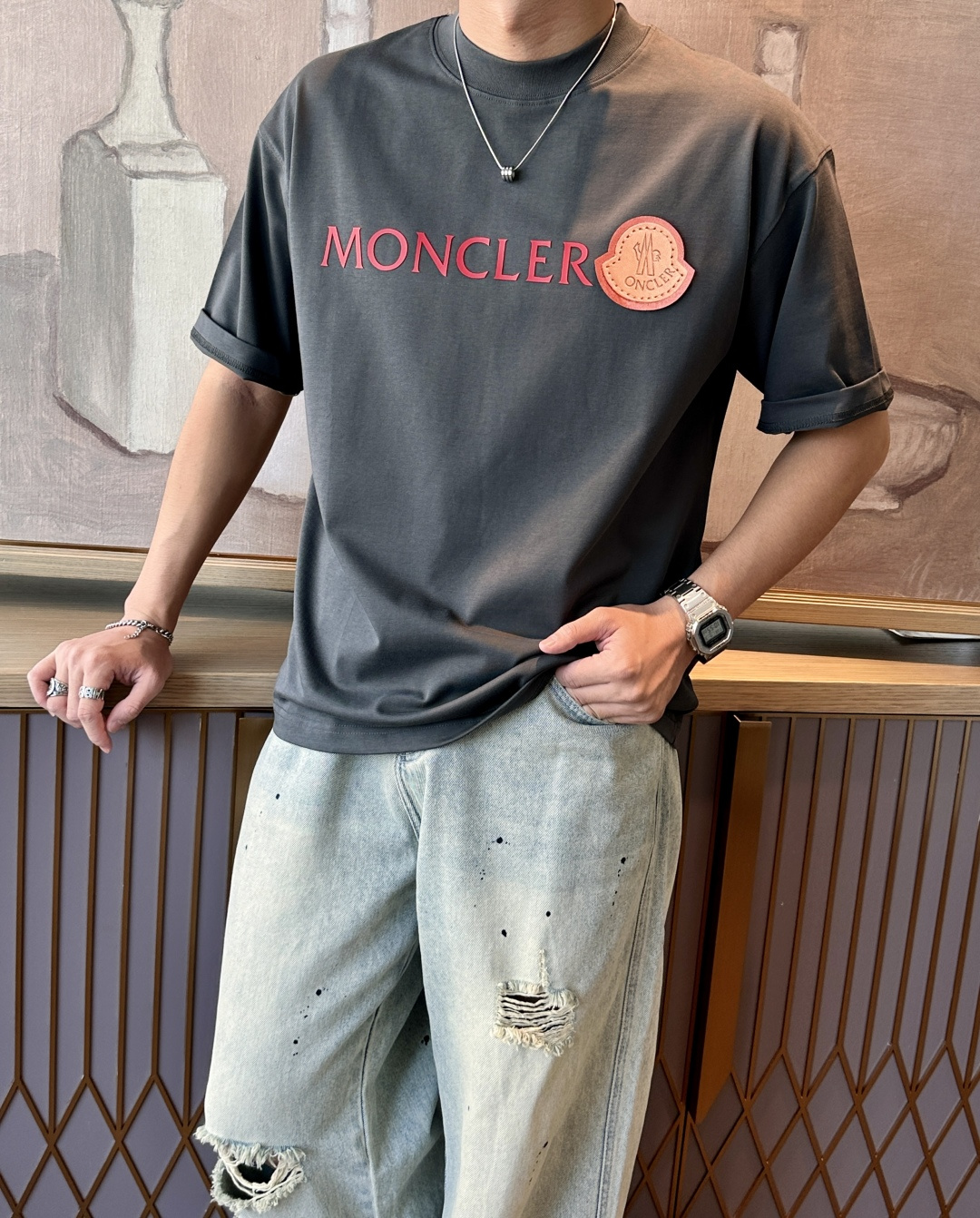 NO:498072,The 2025 spring and summer style/official website synchronization The fabric is made of heavy pure cotton combed cotton fabric, OS loose style, and the upper body style is super positive!  Everyday versatile, a must-have item for wardrobe!  Size S-3XL (Large-size) Size/part S M L XL 2XL 3XL Shoulder width 52 54 56 57 59 60 Length 70 72.75.78.82.85. Bust 54 56.58.60.62.64. Sleeve length 24 26 27 28 29 30,,Moncler,alexander wang19860909蒙口 2025春夏款/官网同步 面料采用重磅纯棉精梳棉面料,OS宽松版型,上身版型超正！日常百搭,衣橱必备单品！ 尺码 S-3XL（版型偏大） 码数/部位S M L XL 2XL 3XL 肩宽 52 54 56 57 59 60 衣长70 72.75.78.82.85. 胸围 54 56.58.60.62.64. 袖长24 26 27 28 29 30,,Moncler,alexander wang,Men's clothing