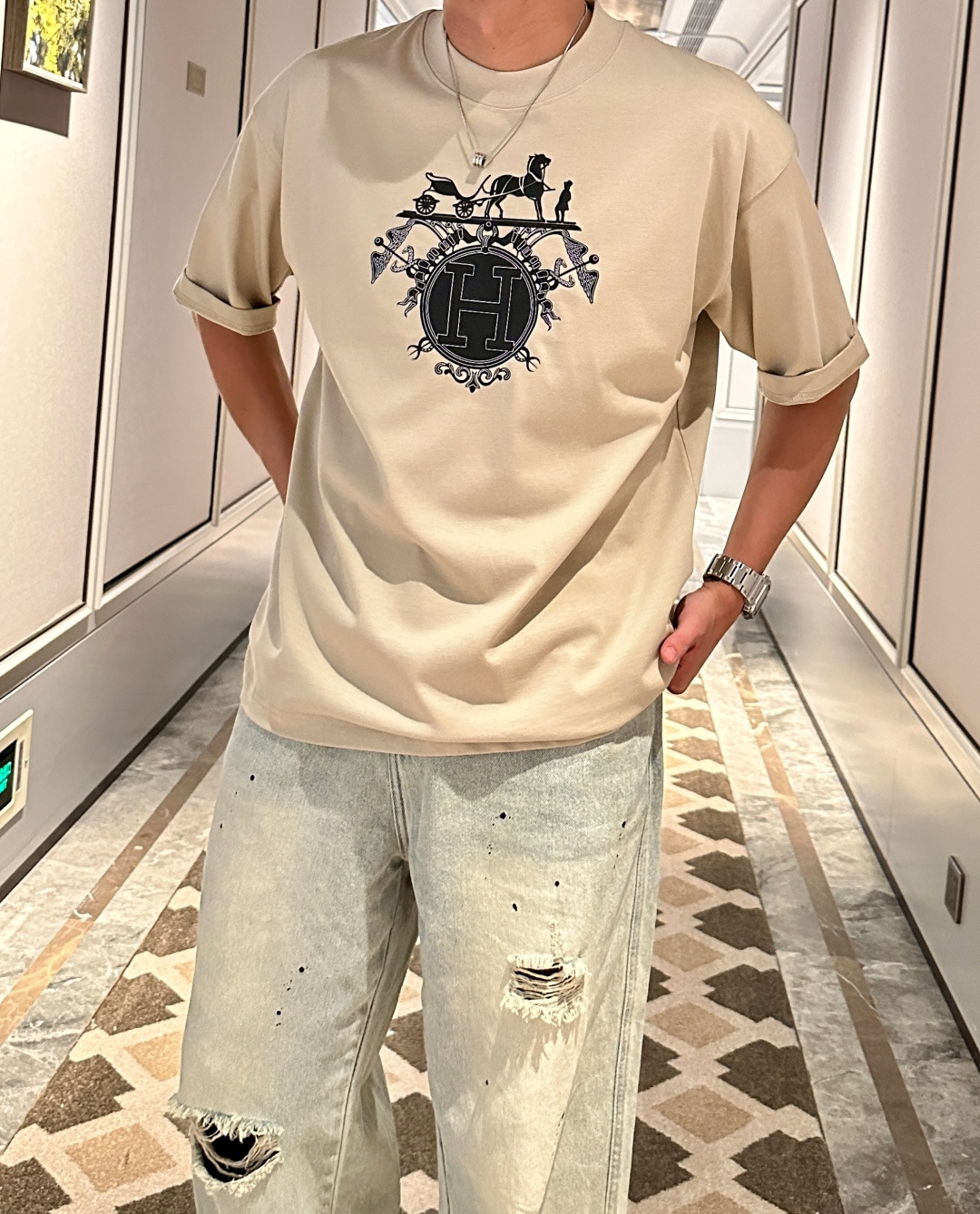 NO:498078,H Aes 2025 spring and summer style/official website synchronization The fabric is made of heavy pure cotton combed cotton fabric, OS loose style, and the upper body style is super positive!  Everyday versatile, a must-have item for wardrobe!  Size S-3XL (Large-size) Size/part S M L XL 2XL 3XL Shoulder width 52 54 56 57 59 60 Clothes length 70 72.75.78.82.85. Bust 54 56.58.60.62.64. Sleeve length 24 26 27 28 29 30,,alexander wang19860909H 爱仕 2025春夏款/官网同步 面料采用重磅纯棉精梳棉面料,OS宽松版型,上身版型超正！日常百搭,衣橱必备单品！ 尺码 S-3XL（版型偏大） 码数/部位S M L XL 2XL 3XL 肩宽 52 54 56 57 59 60 衣长70 72.75.78.82.85. 胸围 54 56.58.60.62.64. 袖长24 26 27 28 29 30,,alexander wang,Men's clothing