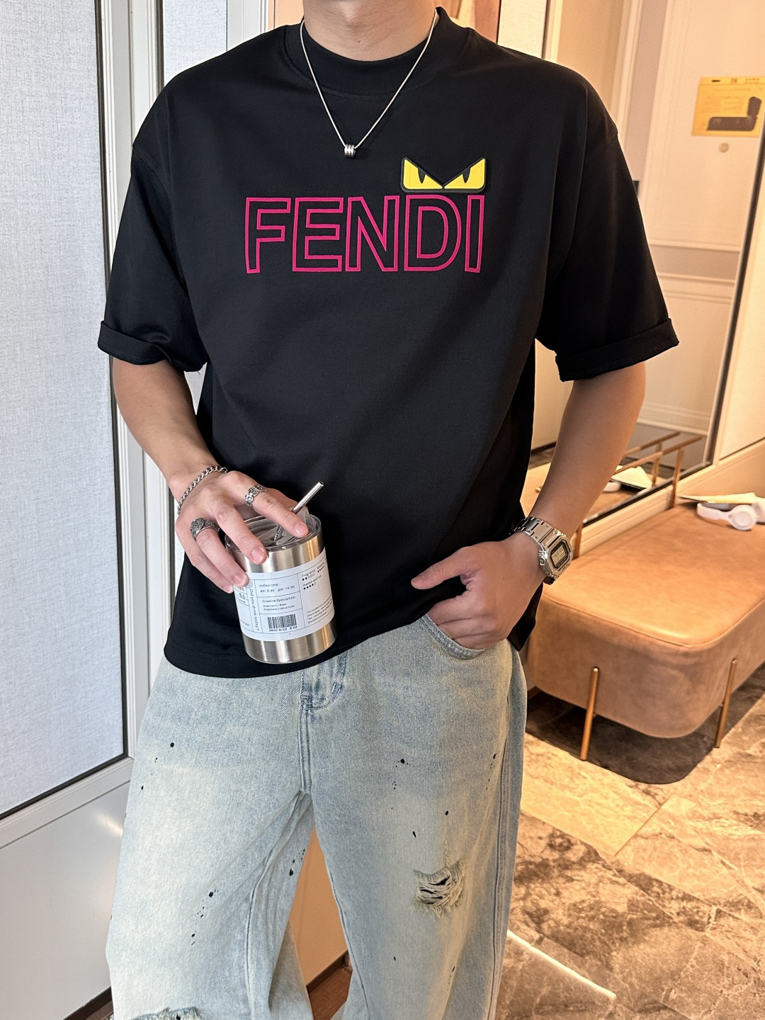 NO:498084,FD 2025 spring and summer style/official website synchronization The fabric is made of heavy pure cotton combed cotton fabric, OS loose style, and the upper body style is super positive!  Everyday versatile, a must-have item for wardrobe!  Size S-3XL (Large-size) Size/part S M L XL 2XL 3XL Shoulder width 52 54 56 57 59 60 Clothes length 70 72.75.78.82.85. Bust 54 56.58.60.62.64. Sleeve length 24 26 27 28 29 30,,alexander wang19860909FD 2025春夏款/官网同步 面料采用重磅纯棉精梳棉面料,OS宽松版型,上身版型超正！日常百搭,衣橱必备单品！ 尺码 S-3XL（版型偏大） 码数/部位S M L XL 2XL 3XL 肩宽 52 54 56 57 59 60 衣长70 72.75.78.82.85. 胸围 54 56.58.60.62.64. 袖长24 26 27 28 29 30,,alexander wang,Men's clothing