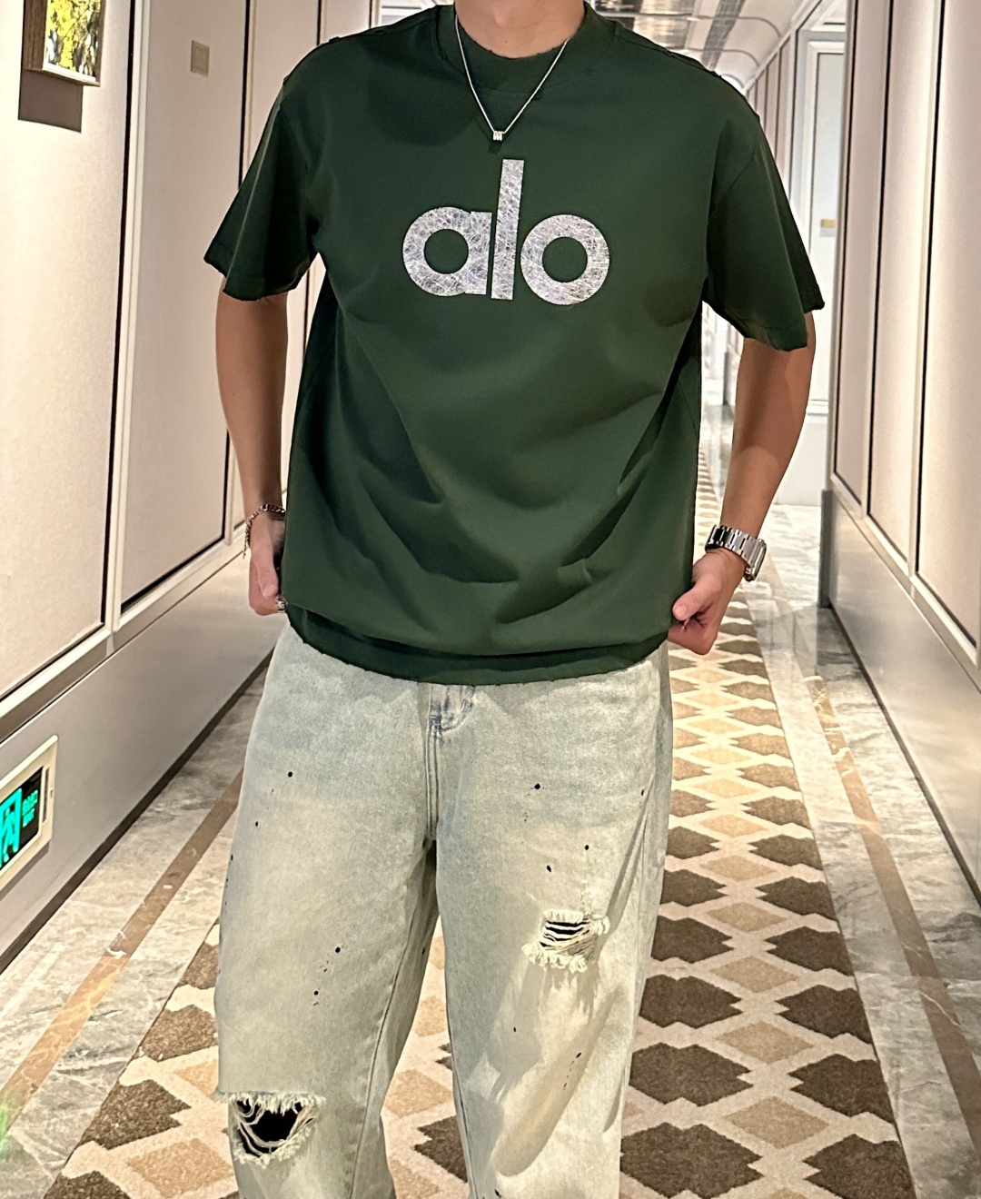 NO:498089,alo 2025 spring and summer style/official website synchronization The fabric is made of heavy pure cotton combed cotton fabric, OS loose style, and the upper body style is super positive!  Everyday versatile, a must-have item for wardrobe!  Size S-3XL (Large-size) Size/part S M L XL 2XL 3XL Shoulder width 52 54 56 57 59 60 Clothes length 70 72.75.78.82.85. Bust 54 56.58.60.62.64. Sleeve length 24 26 27 28 29 30,,alexander wang19860909alo 2025春夏款/官网同步 面料采用重磅纯棉精梳棉面料,OS宽松版型,上身版型超正！日常百搭,衣橱必备单品！ 尺码 S-3XL（版型偏大） 码数/部位S M L XL 2XL 3XL 肩宽 52 54 56 57 59 60 衣长70 72.75.78.82.85. 胸围 54 56.58.60.62.64. 袖长24 26 27 28 29 30,,alexander wang,Men's clothing