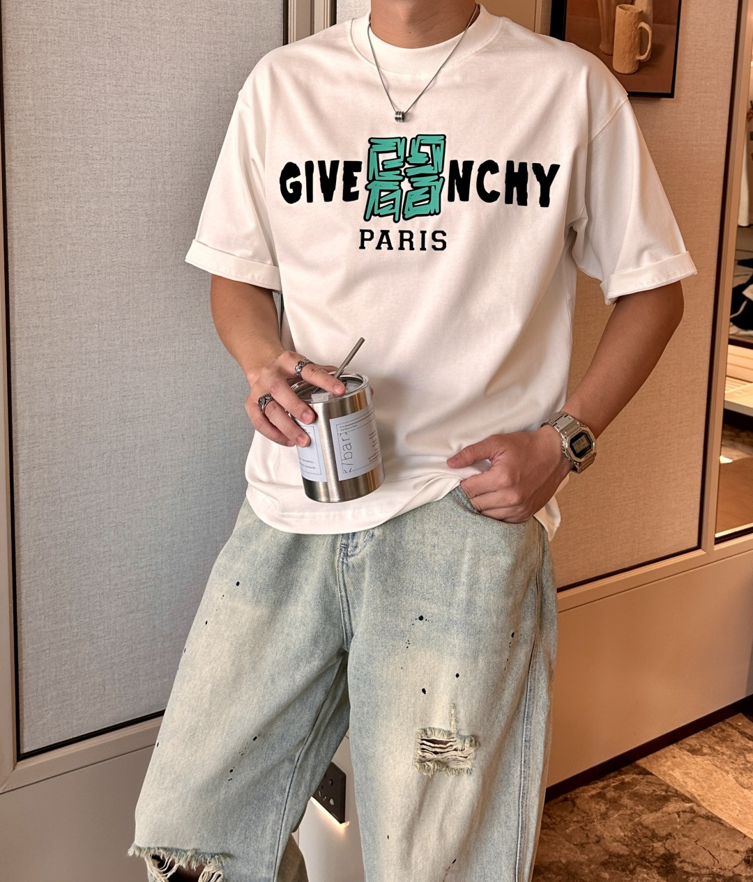 NO:498094,Givenchy 2025 spring and summer style/official website synchronization The fabric is made of heavy pure cotton combed cotton fabric, OS loose style, and the upper body style is super positive!  Everyday versatile, a must-have item for wardrobe!  Size S-3XL (Large-size) Size/part S M L XL 2XL 3XL Shoulder width 52 54 56 57 59 60 Clothes length 70 72.75.78.82.85. Bust 54 56.58.60.62.64. Sleeve length 24 26 27 28 29 30,,givenchy,alexander wang19860909纪梵希 2025春夏款/官网同步 面料采用重磅纯棉精梳棉面料,OS宽松版型,上身版型超正！日常百搭,衣橱必备单品！ 尺码 S-3XL（版型偏大） 码数/部位S M L XL 2XL 3XL 肩宽 52 54 56 57 59 60 衣长70 72.75.78.82.85. 胸围 54 56.58.60.62.64. 袖长24 26 27 28 29 30,,givenchy,alexander wang,Men's clothing