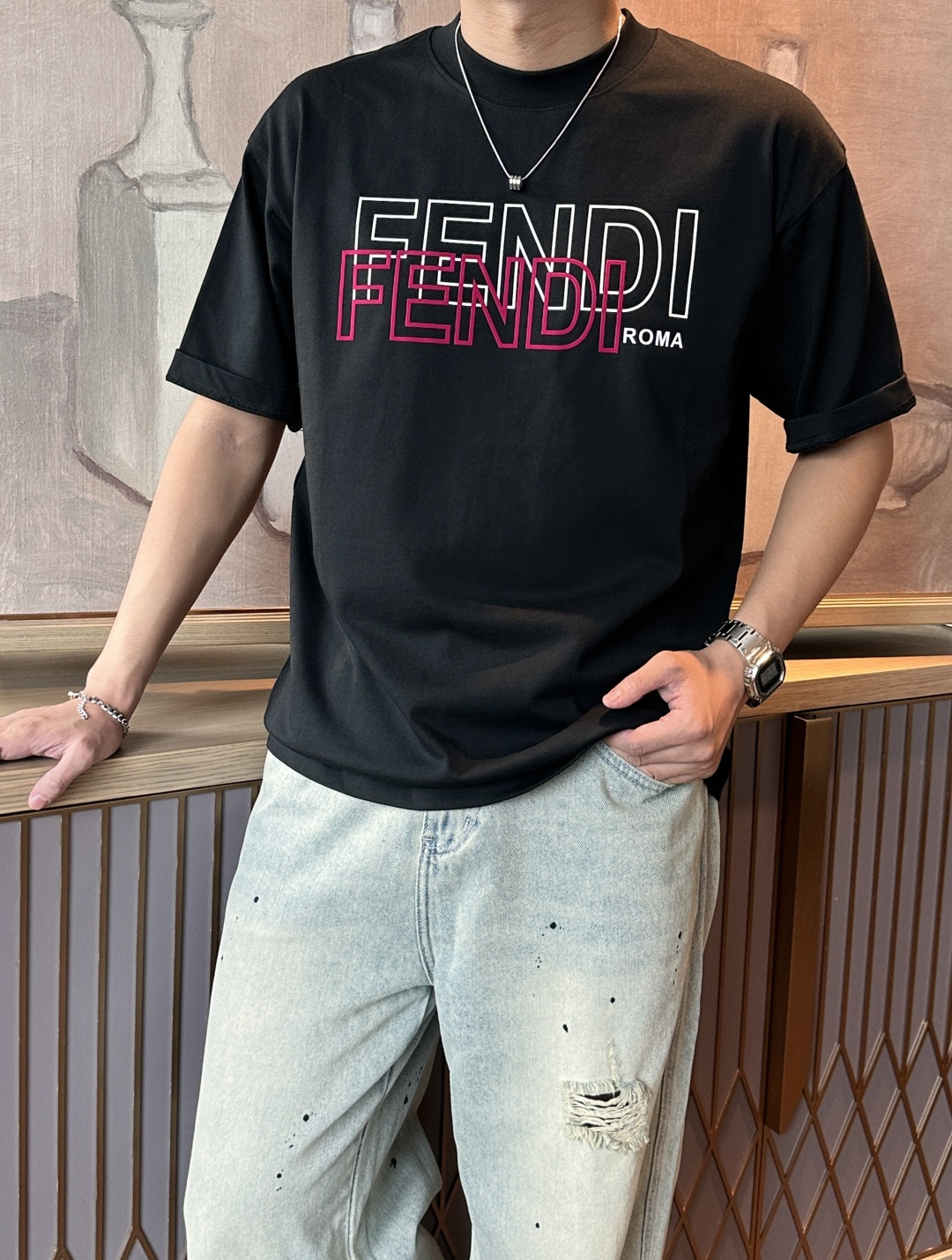 NO:498099,FD 2025 spring and summer style/official website synchronization The fabric is made of heavy pure cotton combed cotton fabric, OS loose style, and the upper body style is super positive!  Everyday versatile, a must-have item for wardrobe!  Size S-3XL (Large-size) Size/part S M L XL 2XL 3XL Shoulder width 52 54 56 57 59 60 Clothes length 70 72.75.78.82.85. Bust 54 56.58.60.62.64. Sleeve length 24 26 27 28 29 30,,alexander wang19860909FD 2025春夏款/官网同步 面料采用重磅纯棉精梳棉面料,OS宽松版型,上身版型超正！日常百搭,衣橱必备单品！ 尺码 S-3XL（版型偏大） 码数/部位S M L XL 2XL 3XL 肩宽 52 54 56 57 59 60 衣长70 72.75.78.82.85. 胸围 54 56.58.60.62.64. 袖长24 26 27 28 29 30,,alexander wang,Men's clothing