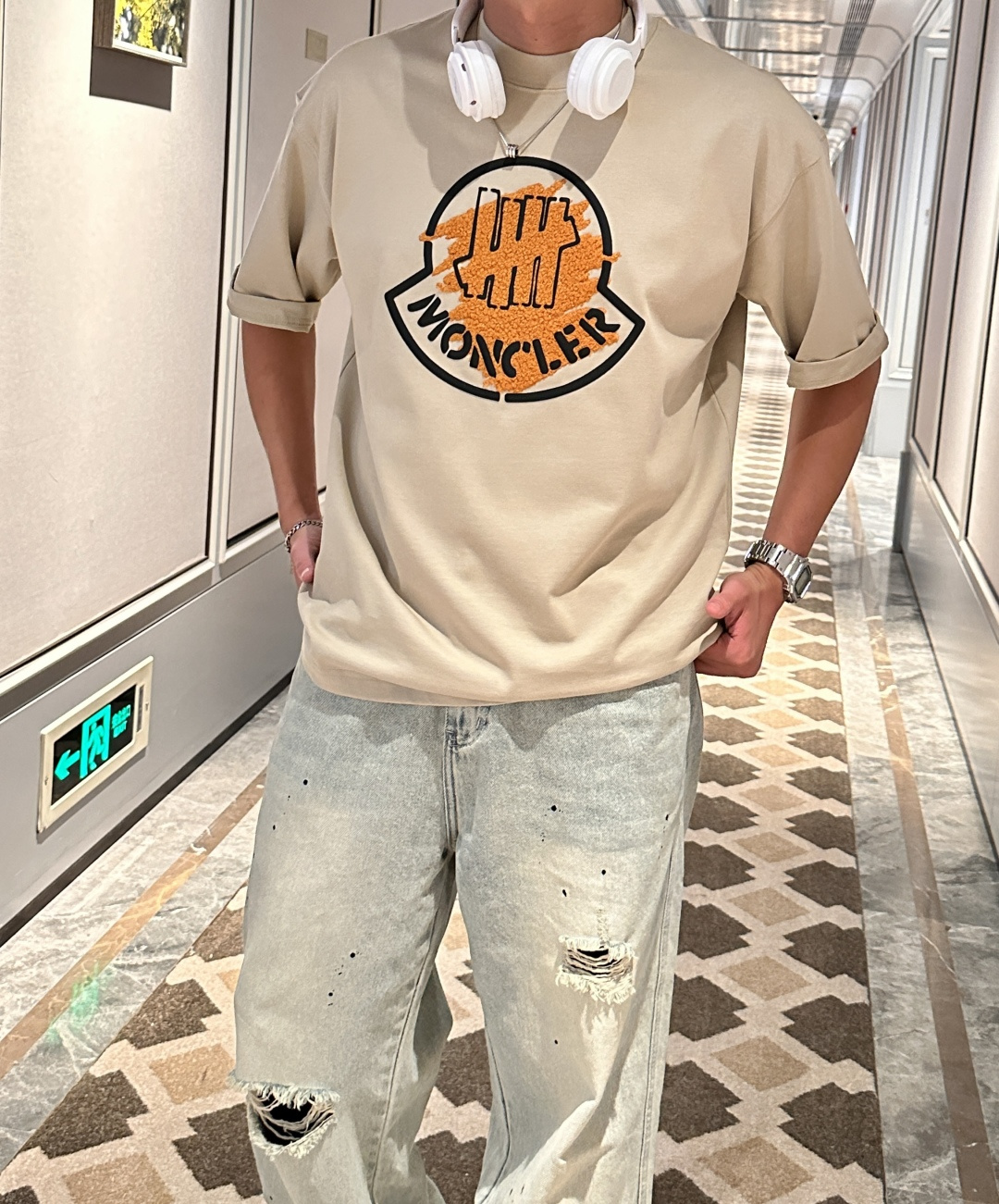 NO:498102,The 2025 spring and summer style/official website synchronization The fabric is made of heavy pure cotton combed cotton fabric, OS loose style, and the upper body style is super positive!  Everyday versatile, a must-have item for wardrobe!  Size S-3XL (Large-size) Size/part S M L XL 2XL 3XL Shoulder width 52 54 56 57 59 60 Length 70 72.75.78.82.85. Bust 54 56.58.60.62.64. Sleeve length 24 26 27 28 29 30,,Moncler,alexander wang19860909蒙口 2025春夏款/官网同步 面料采用重磅纯棉精梳棉面料,OS宽松版型,上身版型超正！日常百搭,衣橱必备单品！ 尺码 S-3XL（版型偏大） 码数/部位S M L XL 2XL 3XL 肩宽 52 54 56 57 59 60 衣长70 72.75.78.82.85. 胸围 54 56.58.60.62.64. 袖长24 26 27 28 29 30,,Moncler,alexander wang,Men's clothing