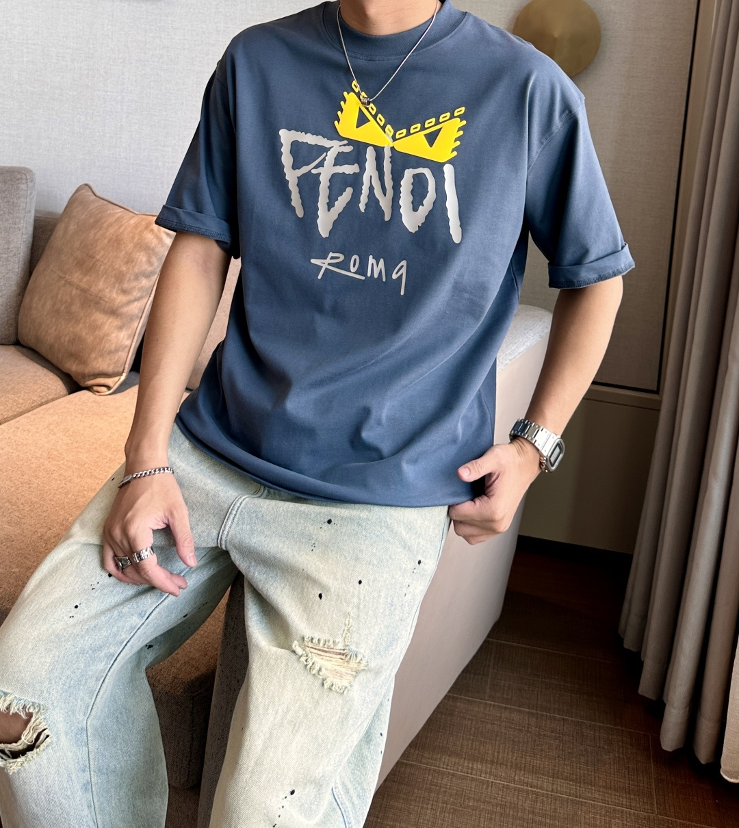 NO:454482,FD 2025 spring and summer style/official website synchronization The fabric is made of heavy pure cotton combed cotton fabric, OS loose style, and the upper body style is super positive!  Everyday versatile, a must-have item for wardrobe!  Size S-3XL (Large-size) Size/part S M L XL 2XL 3XL Shoulder width 52 54 56 57 59 60 Clothes length 70 72.75.78.82.85. Bust 54 56.58.60.62.64. Sleeve length 24 26 27 28 29 30,, 19860909FD 2025春夏款/官网同步 面料采用重磅纯棉精梳棉面料,OS宽松版型,上身版型超正！日常百搭,衣橱必备单品！ 尺码 S-3XL（版型偏大） 码数/部位S M L XL 2XL 3XL 肩宽 52 54 56 57 59 60 衣长70 72.75.78.82.85. 胸围 54 56.58.60.62.64. 袖长24 26 27 28 29 30,, ,Men's clothing