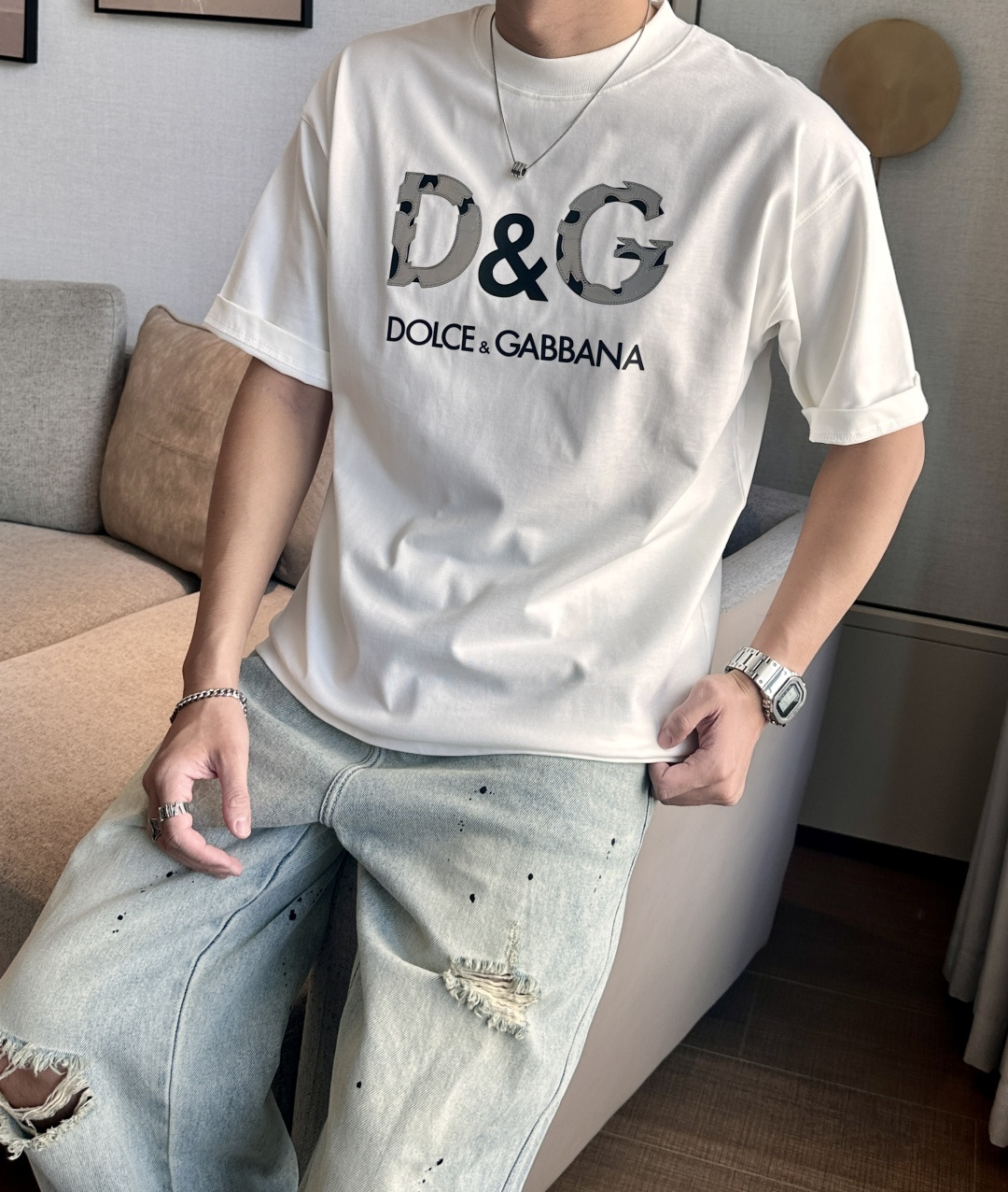 NO:454486,DG 2025 spring and summer style/official website synchronization The fabric is made of heavy pure cotton combed cotton fabric, OS loose style, and the upper body style is super positive!  Everyday versatile, a must-have item for wardrobe!  Size S-3XL (Large-size) Size/part S M L XL 2XL 3XL Shoulder width 52 54 56 57 59 60 Clothes length 70 72.75.78.82.85. Bust 54 56.58.60.62.64. Sleeve length 24 26 27 28 29 30,,alexander wang19860909DG 2025春夏款/官网同步 面料采用重磅纯棉精梳棉面料,OS宽松版型,上身版型超正！日常百搭,衣橱必备单品！ 尺码 S-3XL（版型偏大） 码数/部位S M L XL 2XL 3XL 肩宽 52 54 56 57 59 60 衣长70 72.75.78.82.85. 胸围 54 56.58.60.62.64. 袖长24 26 27 28 29 30,,alexander wang,Men's clothing