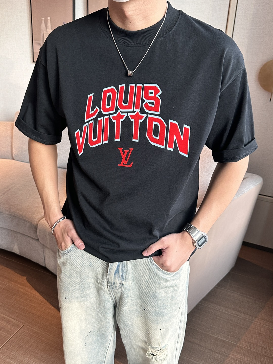 NO:454429,Lv 2025 spring and summer style/official website synchronization The fabric is made of heavy pure cotton combed cotton fabric, OS loose style, and the upper body style is super positive!  Everyday versatile, a must-have item for wardrobe!  Size S-3XL (Large-size) Size/part S M L XL 2XL 3XL Shoulder width 52 54 56 57 59 60 Clothes length 70 72.75.78.82.85. Bust 54 56.58.60.62.64. Sleeve length 24 26 27 28 29 30,,louis vuitton,alexander wang19860909Lv 2025春夏款/官网同步 面料采用重磅纯棉精梳棉面料,OS宽松版型,上身版型超正！日常百搭,衣橱必备单品！ 尺码 S-3XL（版型偏大） 码数/部位S M L XL 2XL 3XL 肩宽 52 54 56 57 59 60 衣长70 72.75.78.82.85. 胸围 54 56.58.60.62.64. 袖长24 26 27 28 29 30,,louis vuitton,alexander wang,Men's clothing
