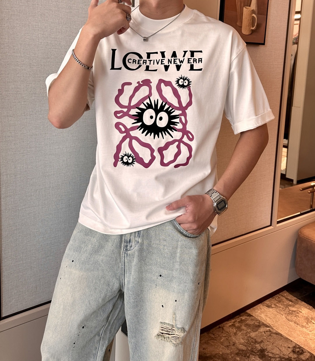 NO:454435,Loewe 2025 spring and summer style/official website synchronization The fabric is made of heavy pure cotton combed cotton fabric, OS loose style, and the upper body style is super positive!  Everyday versatile, a must-have item for wardrobe!  Size S-3XL (Large-size) Size/part S M L XL 2XL 3XL Shoulder width 52 54 56 57 59 60 Clothes length 70 72.75.78.82.85. Bust 54 56.58.60.62.64. Sleeve length 24 26 27 28 29 30,,loewe,alexander wang19860909Loewe 2025春夏款/官网同步 面料采用重磅纯棉精梳棉面料,OS宽松版型,上身版型超正！日常百搭,衣橱必备单品！ 尺码 S-3XL（版型偏大） 码数/部位S M L XL 2XL 3XL 肩宽 52 54 56 57 59 60 衣长70 72.75.78.82.85. 胸围 54 56.58.60.62.64. 袖长24 26 27 28 29 30,,loewe,alexander wang,Men's clothing