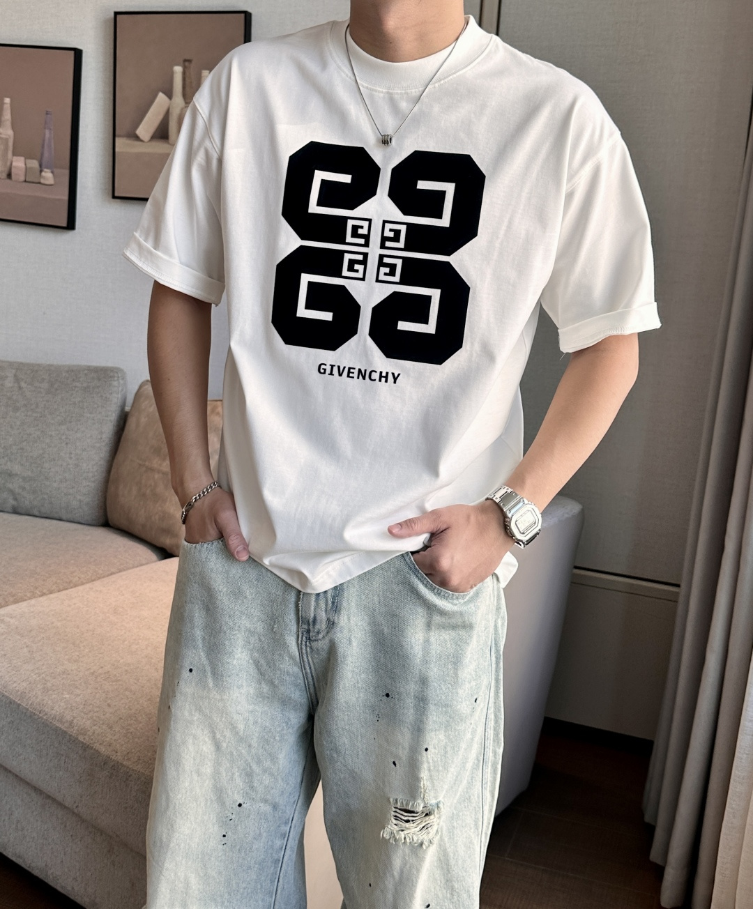 NO:454439,Givenchy 2025 spring and summer style/official website synchronization The fabric is made of heavy pure cotton combed cotton fabric, OS loose style, and the upper body style is super positive!  Everyday versatile, a must-have item for wardrobe!  Size S-3XL (Large-size) Size/part S M L XL 2XL 3XL Shoulder width 52 54 56 57 59 60 Clothes length 70 72.75.78.82.85. Bust 54 56.58.60.62.64. Sleeve length 24 26 27 28 29 30,,givenchy,alexander wang19860909纪梵希 2025春夏款/官网同步 面料采用重磅纯棉精梳棉面料,OS宽松版型,上身版型超正！日常百搭,衣橱必备单品！ 尺码 S-3XL（版型偏大） 码数/部位S M L XL 2XL 3XL 肩宽 52 54 56 57 59 60 衣长70 72.75.78.82.85. 胸围 54 56.58.60.62.64. 袖长24 26 27 28 29 30,,givenchy,alexander wang,Men's clothing