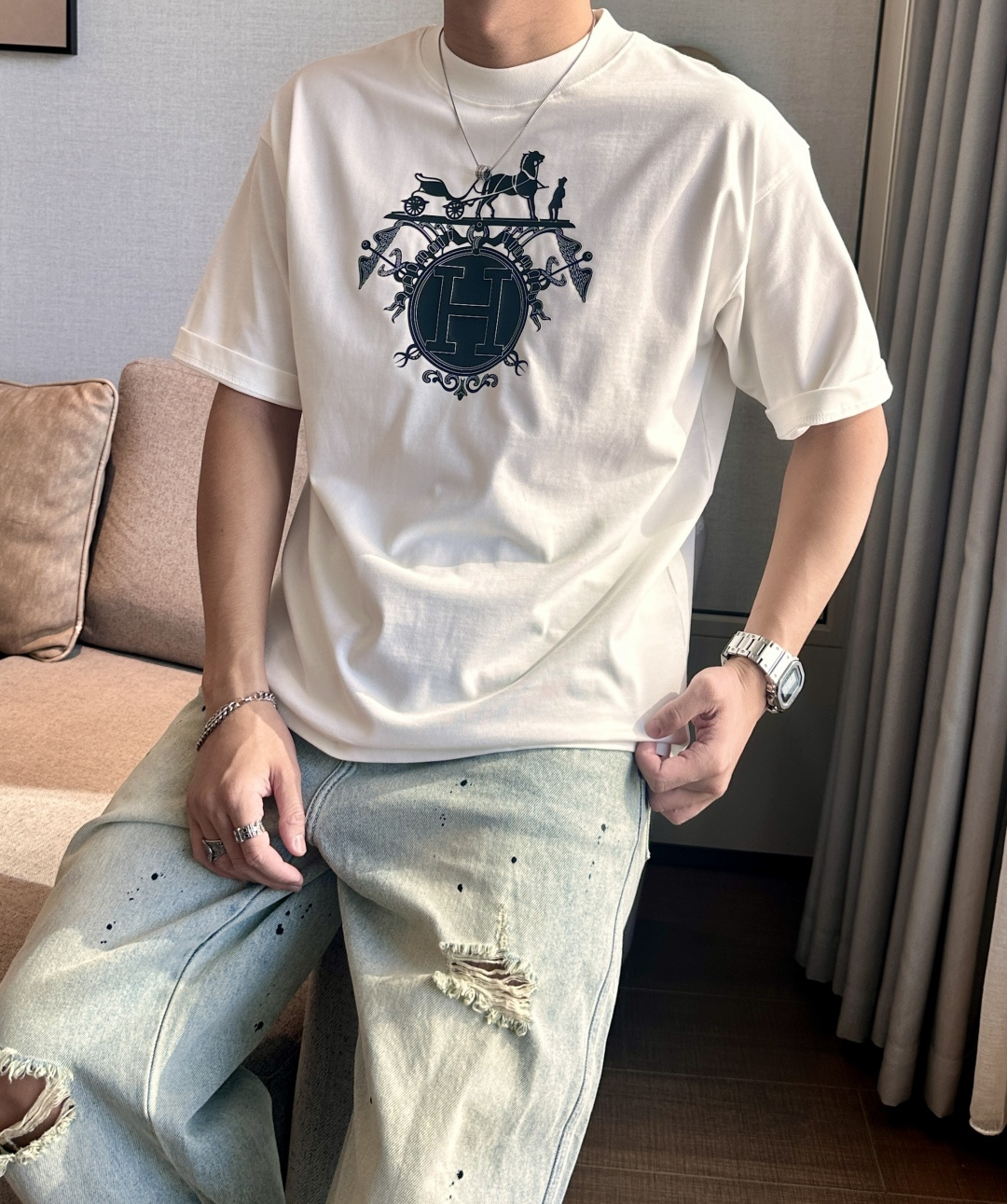 NO:454445,H Aes 2025 spring and summer style/official website synchronization The fabric is made of heavy pure cotton combed cotton fabric, OS loose style, and the upper body style is super positive!  Everyday versatile, a must-have item for wardrobe!  Size S-3XL (Large-size) Size/part S M L XL 2XL 3XL Shoulder width 52 54 56 57 59 60 Clothes length 70 72.75.78.82.85. Bust 54 56.58.60.62.64. Sleeve length 24 26 27 28 29 30,,alexander wang19860909H 爱仕 2025春夏款/官网同步 面料采用重磅纯棉精梳棉面料,OS宽松版型,上身版型超正！日常百搭,衣橱必备单品！ 尺码 S-3XL（版型偏大） 码数/部位S M L XL 2XL 3XL 肩宽 52 54 56 57 59 60 衣长70 72.75.78.82.85. 胸围 54 56.58.60.62.64. 袖长24 26 27 28 29 30,,alexander wang,Men's clothing