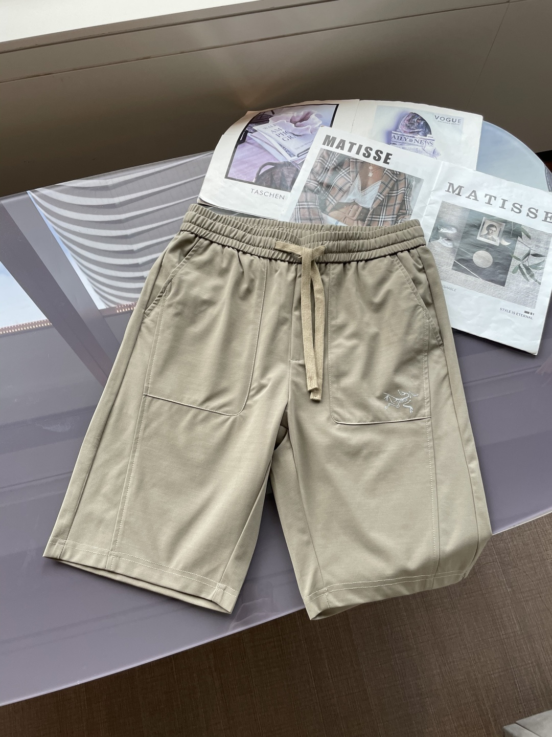 NO:455720,Archaeopteryx 2025 summer shorts!  All-match elastic waist casual pinch pants!  Elastic waist, insert bags on both sides. The fabric is made of customer-supplied fixed-woven high-strength pure cotton material. The upper body is breathable, soft and skin-friendly, with a delicate feel. The waist is knitted elastic waist and drawstring. You don’t have to worry about the discomfort of being too loose or too tight on the upper body. Whether at home, going out or traveling, it is your best choice for summer!  Count 29-36, arc'teryx, shorts, alexander wang19860909始祖鸟 2025夏季短裤！百搭松紧腰休闲五分裤！松紧腰 两侧插袋 面料采用客供定织高支纯棉料,上身透气,柔软亲肤,手感细腻、 腰部针织松紧腰加抽绳,上身不用担心过松过紧的不舒适感 ,无论居家,外出,旅游,都是您夏日的最佳选择！ 码数29-36,arc'teryx,shorts,alexander wang,Men's clothing