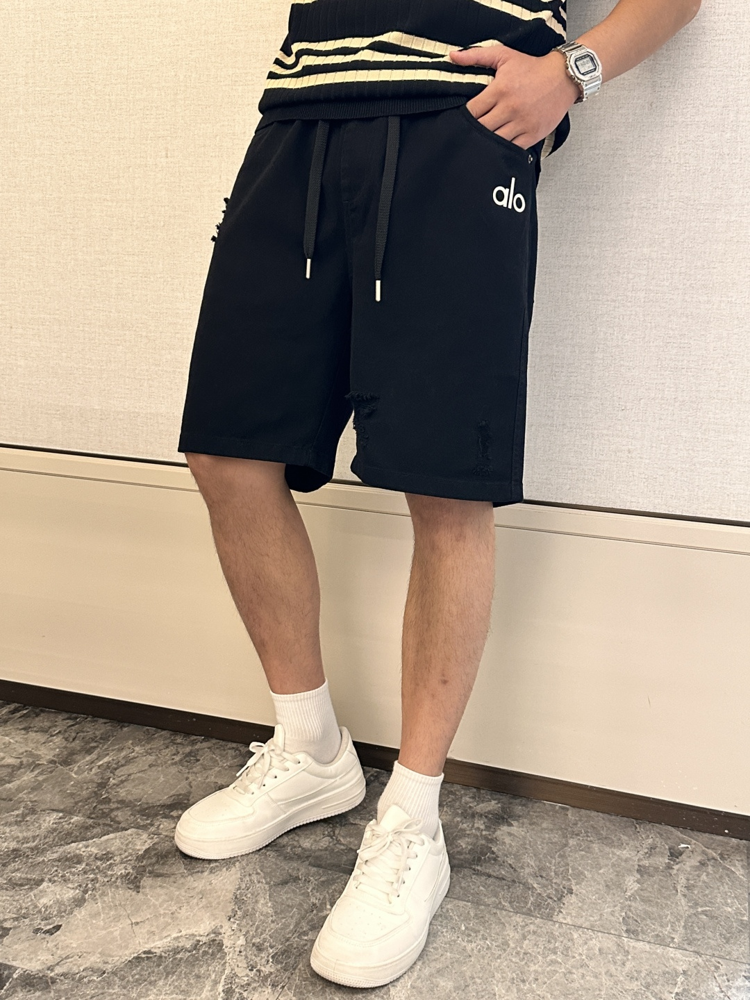 NO:455724,alo 2025 summer shorts!  All-match elastic waist casual pinch pants!  Elastic waist, insert bags on both sides. The fabric is made of customer-supplied fixed-woven high-strength pure cotton material. The upper body is breathable, soft and skin-friendly, with a delicate feel. The waist is knitted elastic waist and drawstring. You don’t have to worry about the discomfort of being too loose or too tight on the upper body. Whether at home, going out or traveling, it is your best choice for summer!  Number of codes 29-36, shorts, alexander wang19860909alo 2025夏季短裤！百搭松紧腰休闲五分裤！松紧腰 两侧插袋 面料采用客供定织高支纯棉料,上身透气,柔软亲肤,手感细腻、 腰部针织松紧腰加抽绳,上身不用担心过松过紧的不舒适感 ,无论居家,外出,旅游,都是您夏日的最佳选择！ 码数29-36,,shorts,alexander wang,Men's clothing