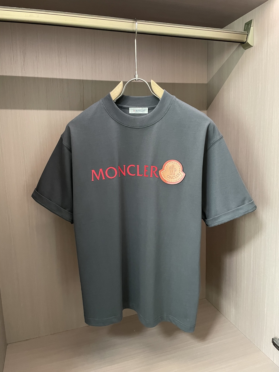 NO:455728,The 2025 spring and summer style/official website synchronization The fabric is made of heavy pure cotton combed cotton fabric, OS loose style, and the upper body style is super positive!  Everyday versatile, a must-have item for wardrobe!  Same model for men and women Size S-3XL (2 sizes larger in size) Size/part S M L XL 2XL 3XL Shoulder width 52 54 56 57 59 60 Clothes length 70 72.75.78.82.85. Bust 54 56.58.60.62.64. Sleeve length 24 26 27 28 29 30,,Moncler,alexander wang19860909蒙口 2025春夏款/官网同步 面料采用重磅纯棉精梳棉面料,OS宽松版型,上身版型超正！日常百搭,衣橱必备单品！ 男女同款 尺码 S-3XL（版型偏大2个码） 码数/部位S M L XL 2XL 3XL 肩宽 52 54 56 57 59 60 衣长70 72.75.78.82.85. 胸围 54 56.58.60.62.64. 袖长24 26 27 28 29 30,,Moncler,alexander wang,Men's clothing