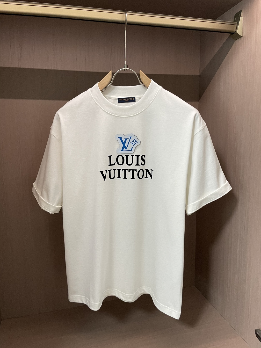 NO:455732,Lv 2025 spring and summer style/official website synchronization The fabric is made of heavy pure cotton combed cotton fabric, OS loose style, and the upper body style is super positive!  Everyday versatile, a must-have item for wardrobe!  Same model for men and women Size S-3XL (2 sizes larger in size) Size/part S M L XL 2XL 3XL Shoulder width 52 54 56 57 59 60 Clothes length 70 72.75.78.82.85. Bust 54 56.58.60.62.64. Sleeve length 24 26 27 28 29 30,,louis vuitton,alexander wang19860909Lv 2025春夏款/官网同步 面料采用重磅纯棉精梳棉面料,OS宽松版型,上身版型超正！日常百搭,衣橱必备单品！ 男女同款 尺码 S-3XL（版型偏大2个码） 码数/部位S M L XL 2XL 3XL 肩宽 52 54 56 57 59 60 衣长70 72.75.78.82.85. 胸围 54 56.58.60.62.64. 袖长24 26 27 28 29 30,,louis vuitton,alexander wang,Men's clothing