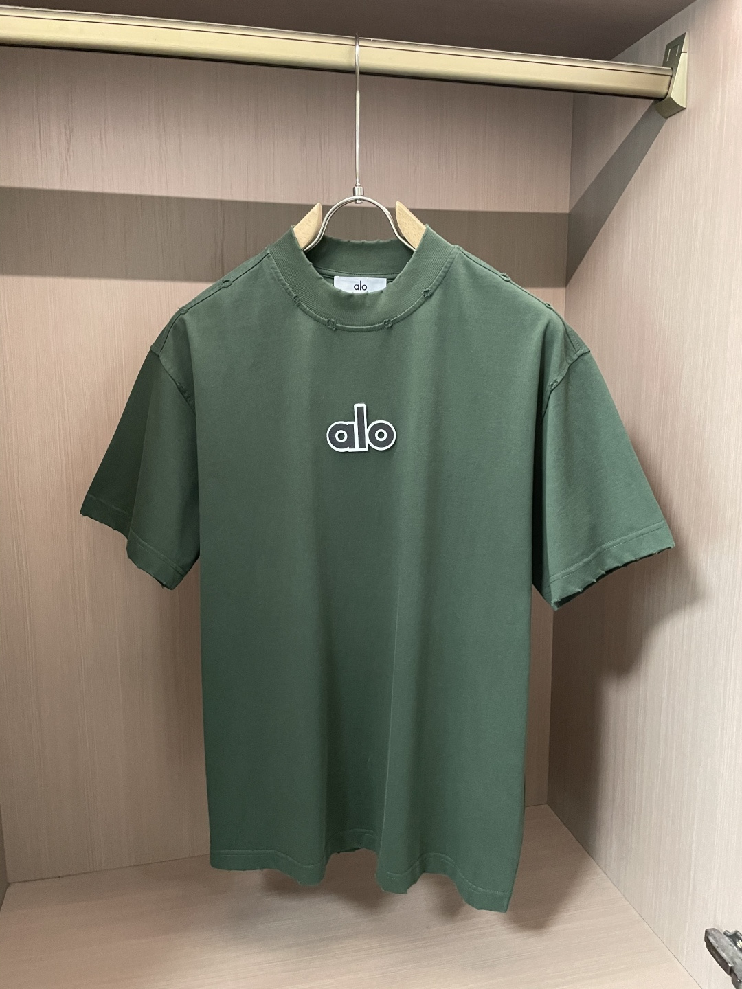 NO:455736,alo 2025 spring and summer style/official website synchronization The fabric is made of heavy pure cotton combed cotton fabric, OS loose style, and the upper body style is super positive!  Everyday versatile, a must-have item for wardrobe!  Same model for men and women Size S-3XL (2 sizes larger in size) Size/part S M L XL 2XL 3XL Shoulder width 52 54 56 57 59 60 Length 70 72.75.78.82.85. Bust 54 56.58.60.62.64. Sleeve length 24 26 27 28 29 30,,alexander wang19860909alo 2025春夏款/官网同步 面料采用重磅纯棉精梳棉面料,OS宽松版型,上身版型超正！日常百搭,衣橱必备单品！ 男女同款 尺码 S-3XL（版型偏大2个码） 码数/部位S M L XL 2XL 3XL 肩宽 52 54 56 57 59 60 衣长70 72.75.78.82.85. 胸围 54 56.58.60.62.64. 袖长24 26 27 28 29 30,,alexander wang,Men's clothing