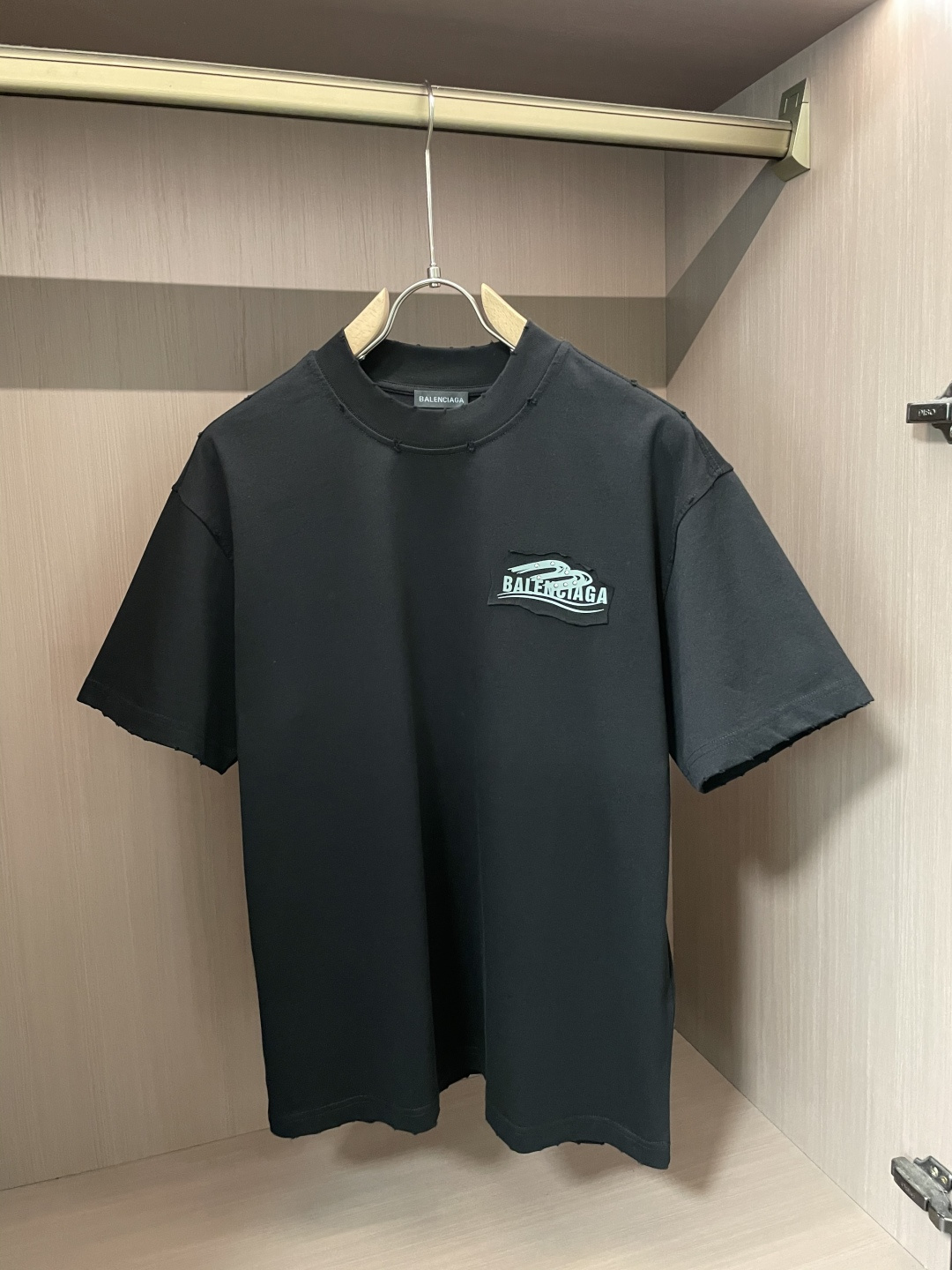 NO:455740,Balenciaga 2025 spring and summer style/official website synchronization The fabric is made of heavy pure cotton combed cotton fabric, OS loose style, and the upper body style is super positive!  Everyday versatile, a must-have item for wardrobe!  Same model for men and women Size S-3XL (2 sizes in size) Size/part S M L XL 2XL 3XL Shoulder width 52 54 56 57 59 60 Clothes length 70 72.75.78.82.85. Bust 54 56.58.60.62.64. Sleeve length 24 26 27 28 29 30,,balenciaga,alexander wang19860909巴黎世家 2025春夏款/官网同步 面料采用重磅纯棉精梳棉面料,OS宽松版型,上身版型超正！日常百搭,衣橱必备单品！ 男女同款 尺码 S-3XL（版型偏大2个码） 码数/部位S M L XL 2XL 3XL 肩宽 52 54 56 57 59 60 衣长70 72.75.78.82.85. 胸围 54 56.58.60.62.64. 袖长24 26 27 28 29 30,,balenciaga,alexander wang,Men's clothing