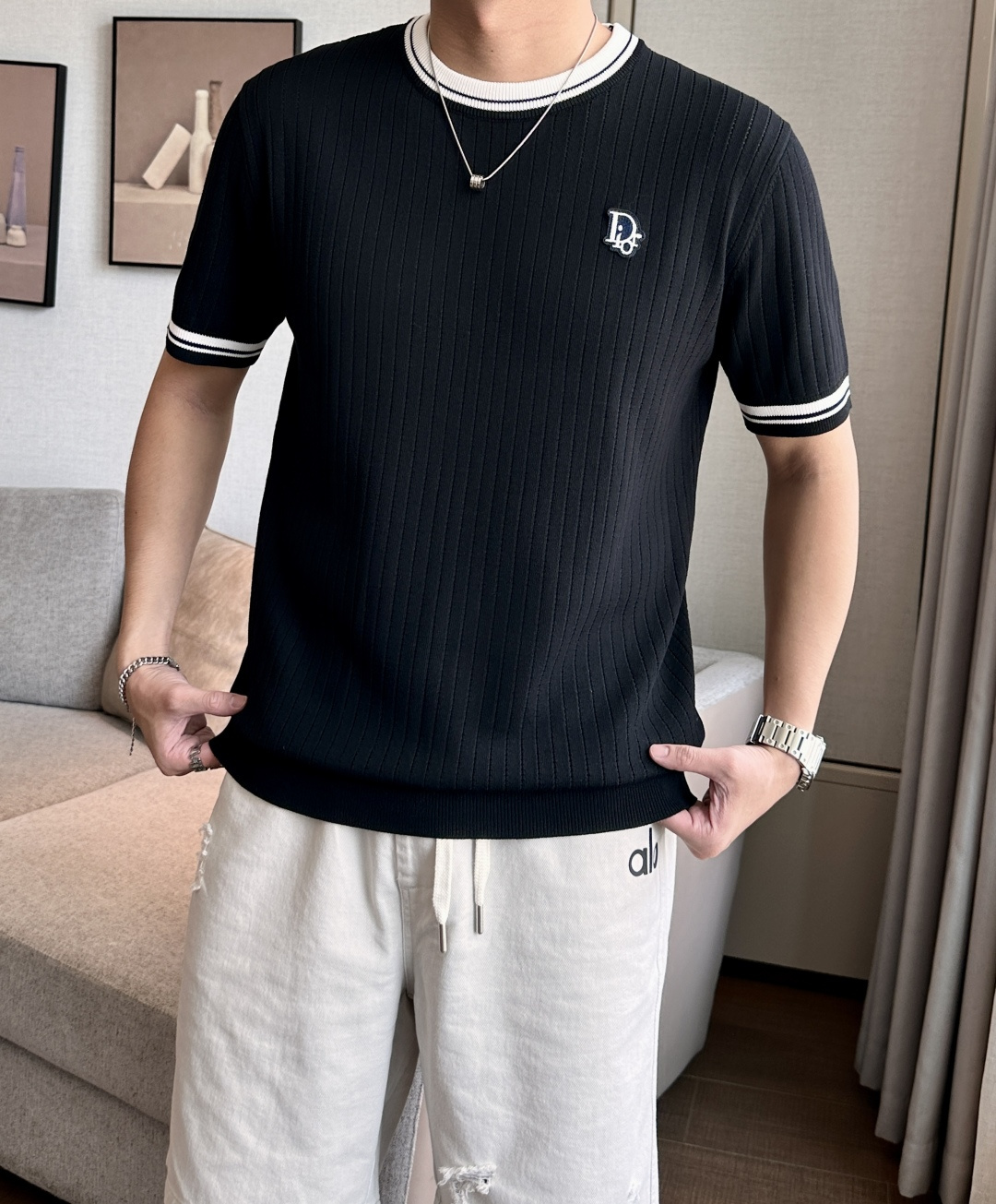 NO:455751,Dior 2025ss summer new product for men's knitted round neck short-sleeved shirt!  Exclusive first release is made of ultra-fine fiber and high elastic Yilit yarn. The texture and texture are super soft, very thin and soft, and the feel is extremely delicate and silky. The finer the yarn, the harder it is to work, and it is very time-consuming and material-consuming. It is a super rare product. The particularity of the fabric of each piece of clothing makes it silky soft and lubricating. The unique embroidery pattern on the chest can feel its softness and smoothness when it comes into contact with the skin!  The overall simple and atmospheric, continues the classic, calm and atmospheric, and naturally exudes casual and elegant Size M-3XL, dior, T-shirt, alexander wang19860909Dior 2025ss夏季新品男士针织圆领短袖衫！独家首发 采用纤维超细与高弹的伊力特纱线织造而成,质感与纹理都是超级的柔和,非常的轻薄柔软,手感极其的细腻丝滑,纱线越细做工就越难,并且非常的耗时耗料,超级难得一见的佳品,每件衣服的面料的特殊性使它具有丝般的柔软和润滑,胸前独特刺绣图案,与肌肤接触就能感觉到它的柔软和爽滑！整体简洁、大气,延续经典,沉稳大气的经典配色,自然散发出的休闲儒雅 尺码M-3XL,,dior,T-shirt,alexander wang,Men's clothing