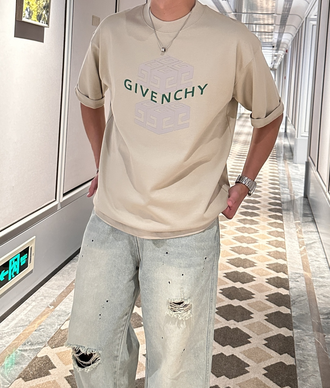 NO:455766,Givenchy 2025 spring and summer style/official website synchronization The fabric is made of heavy pure cotton combed cotton fabric, OS loose style, and the upper body style is super positive!  Everyday versatile, a must-have item for wardrobe!  Same model for men and women Size S-3XL (2 sizes larger in size) Size/part S M L XL 2XL 3XL Shoulder width 52 54 56 57 59 60 Clothes length 70 72.75.78.82.85. Bust 54 56.58.60.62.64. Sleeve length 24 26 27 28 29 30,,givenchy,alexander wang19860909纪梵希 2025春夏款/官网同步 面料采用重磅纯棉精梳棉面料,OS宽松版型,上身版型超正！日常百搭,衣橱必备单品！ 男女同款 尺码 S-3XL（版型偏大2个码） 码数/部位S M L XL 2XL 3XL 肩宽 52 54 56 57 59 60 衣长70 72.75.78.82.85. 胸围 54 56.58.60.62.64. 袖长24 26 27 28 29 30,,givenchy,alexander wang,Men's clothing