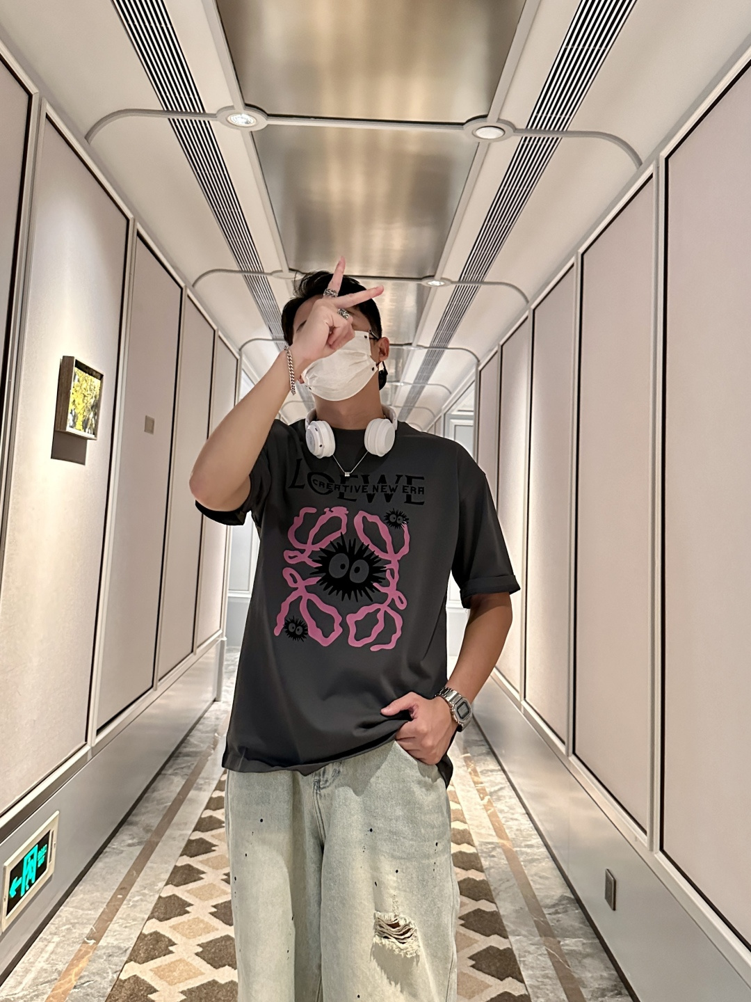 NO:455770,Loewe 2025 spring and summer style/official website synchronization The fabric is made of heavy pure cotton combed cotton fabric, OS loose style, and the upper body style is super positive!  Everyday versatile, a must-have item for wardrobe!  Same model for men and women Size S-3XL (2 sizes larger in size) Size/part S M L XL 2XL 3XL Shoulder width 52 54 56 57 59 60 Clothes length 70 72.75.78.82.85. Bust 54 56.58.60.62.64. Sleeve length 24 26 27 28 29 30,,loewe,alexander wang19860909Loewe 2025春夏款/官网同步 面料采用重磅纯棉精梳棉面料,OS宽松版型,上身版型超正！日常百搭,衣橱必备单品！ 男女同款 尺码 S-3XL（版型偏大2个码） 码数/部位S M L XL 2XL 3XL 肩宽 52 54 56 57 59 60 衣长70 72.75.78.82.85. 胸围 54 56.58.60.62.64. 袖长24 26 27 28 29 30,,loewe,alexander wang,Men's clothing