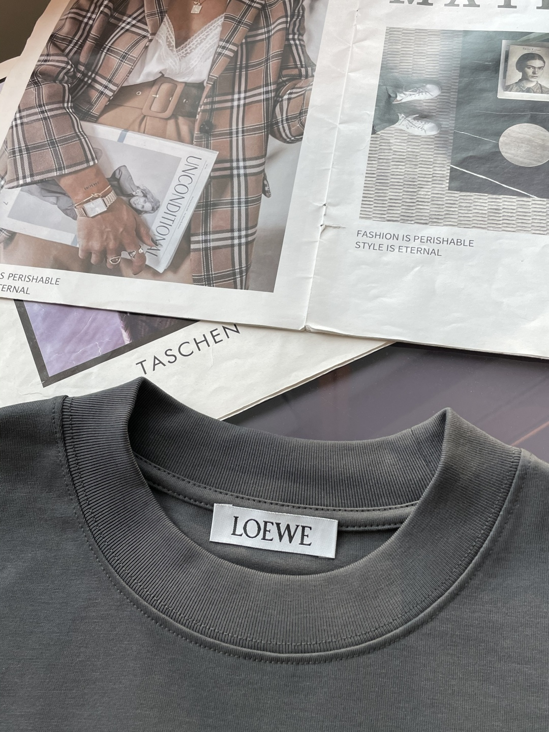 Loewe 2026春夏款/官网同步面料采用重磅纯棉精梳棉面料，OS宽松版型，上身版型超正！日常百搭，衣