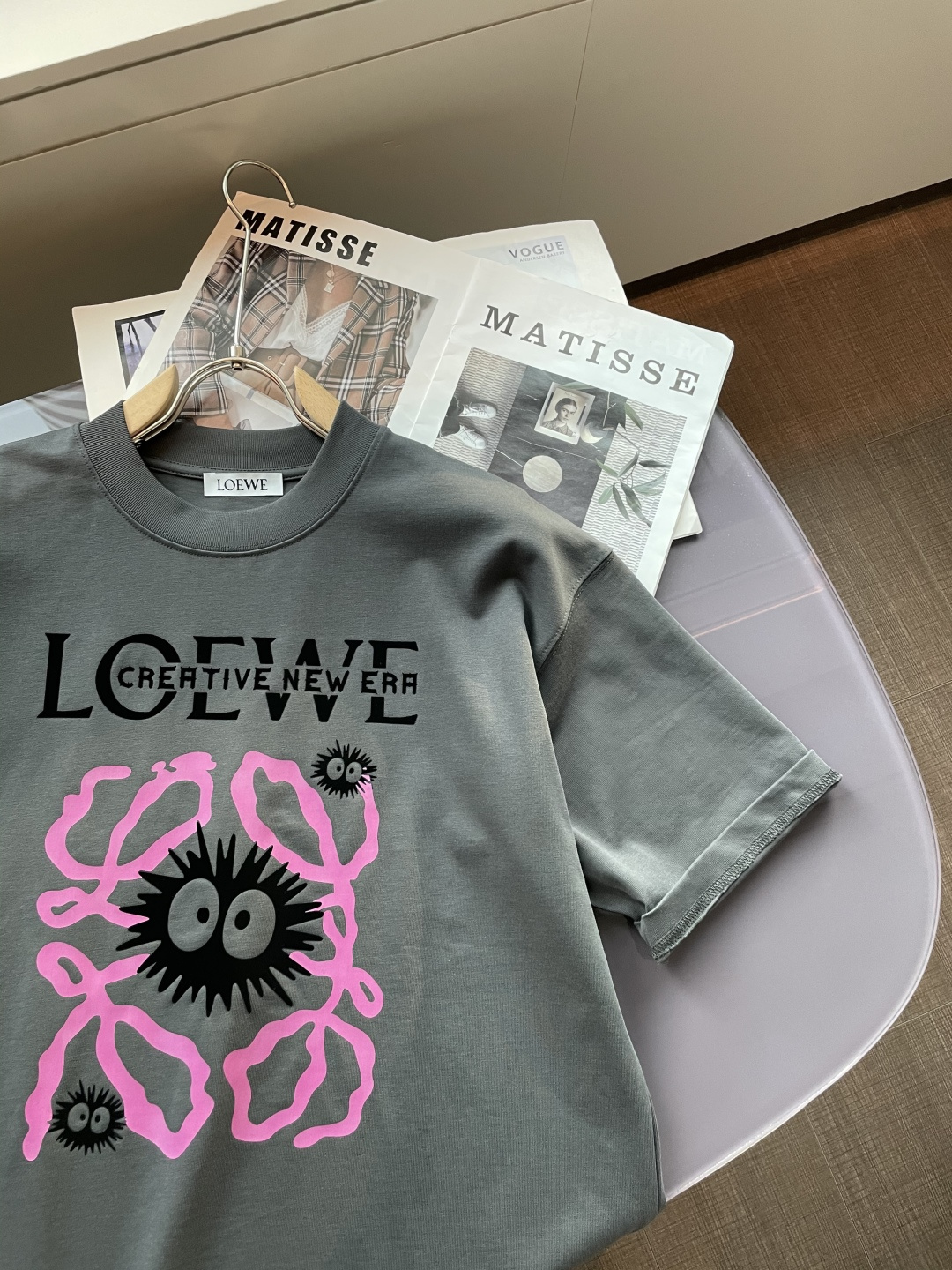 Loewe 2026春夏款/官网同步面料采用重磅纯棉精梳棉面料，OS宽松版型，上身版型超正！日常百搭，衣
