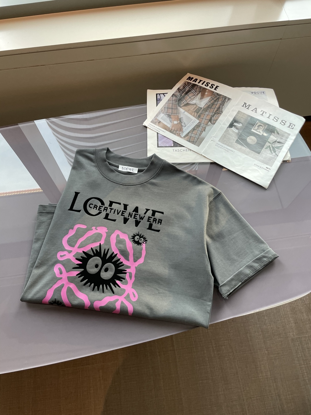 Loewe 2026春夏款/官网同步面料采用重磅纯棉精梳棉面料，OS宽松版型，上身版型超正！日常百搭，衣