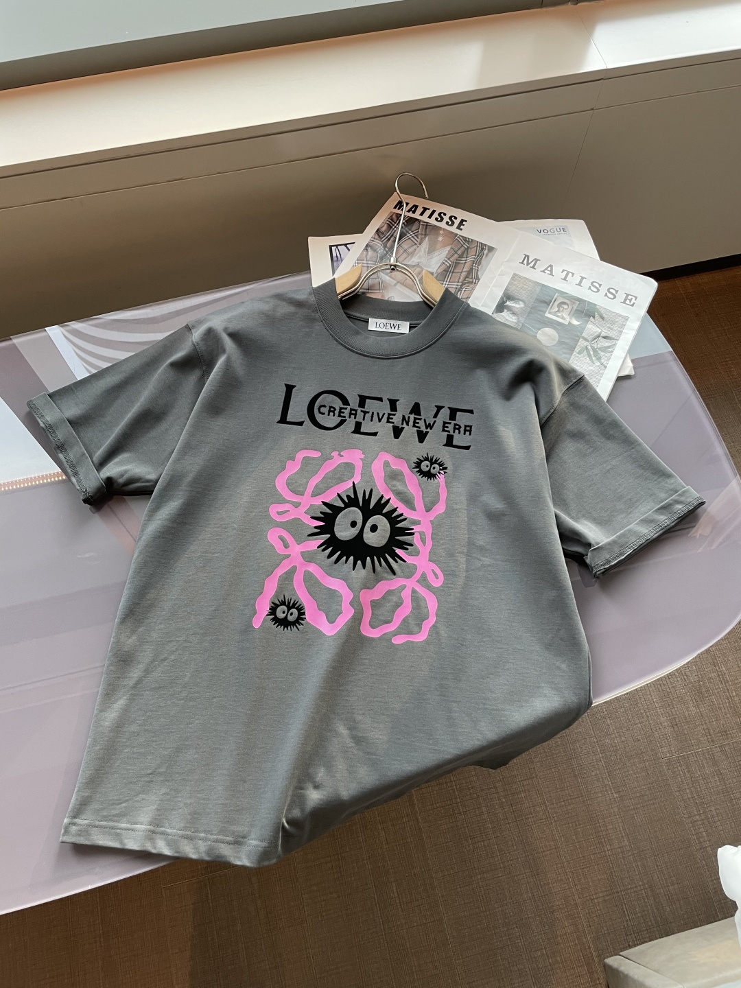 Loewe 2026春夏款/官网同步面料采用重磅纯棉精梳棉面料，OS宽松版型，上身版型超正！日常百搭，衣