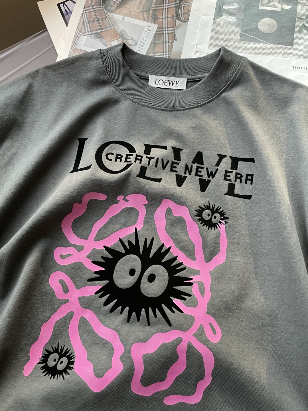 Loewe 2026春夏款/官网同步面料采用重磅纯棉精梳棉面料，OS宽松版型，上身版型超正！日常百搭，衣