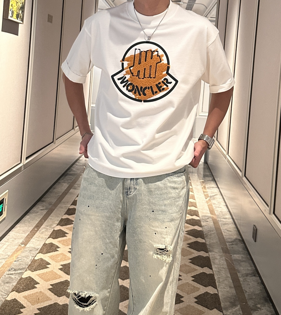 NO:455775,The 2025 spring and summer style/official website synchronization The fabric is made of heavy pure cotton combed cotton fabric, OS loose style, and the upper body style is super positive!  Everyday versatile, a must-have item for wardrobe!  Same model for men and women Size S-3XL (2 sizes larger in size) Size/part S M L XL 2XL 3XL Shoulder width 52 54 56 57 59 60 Clothes length 70 72.75.78.82.85. Bust 54 56.58.60.62.64. Sleeve length 24 26 27 28 29 30,,Moncler,alexander wang19860909蒙口 2025春夏款/官网同步 面料采用重磅纯棉精梳棉面料,OS宽松版型,上身版型超正！日常百搭,衣橱必备单品！ 男女同款 尺码 S-3XL（版型偏大2个码） 码数/部位S M L XL 2XL 3XL 肩宽 52 54 56 57 59 60 衣长70 72.75.78.82.85. 胸围 54 56.58.60.62.64. 袖长24 26 27 28 29 30,,Moncler,alexander wang,Men's clothing