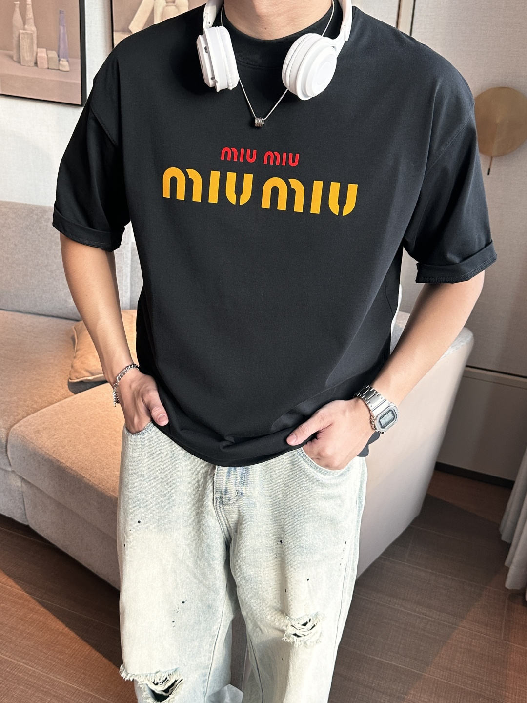 NO:455780,miumiu 2025 spring and summer style/official website synchronization The fabric is made of heavy pure cotton combed cotton fabric, OS loose style, and the upper body style is super positive!  Everyday versatile, a must-have item for wardrobe!  Same model for men and women Size S-3XL (2 sizes larger in size) Size/part S M L XL 2XL 3XL Shoulder width 52 54 56 57 59 60 Clothes length 70 72.75.78.82.85. Bust 54 56.58.60.62.64. Sleeve length 24 26 27 28 29 30,,miumiu,alexander wang19860909miumiu 2025春夏款/官网同步 面料采用重磅纯棉精梳棉面料,OS宽松版型,上身版型超正！日常百搭,衣橱必备单品！ 男女同款 尺码 S-3XL（版型偏大2个码） 码数/部位S M L XL 2XL 3XL 肩宽 52 54 56 57 59 60 衣长70 72.75.78.82.85. 胸围 54 56.58.60.62.64. 袖长24 26 27 28 29 30,,miumiu,alexander wang,Men's clothing