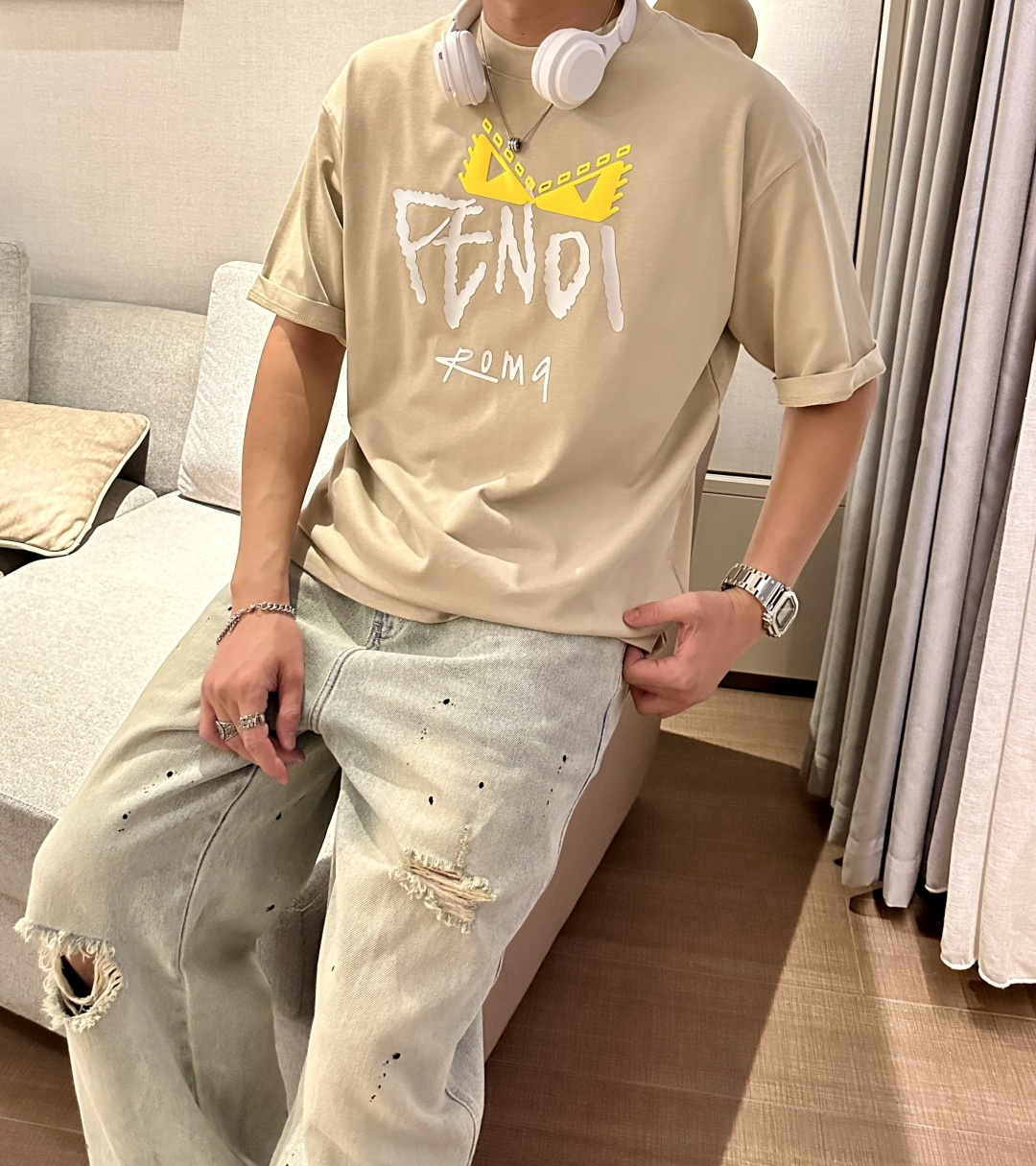 NO:455784,FD 2025 spring and summer style/official website synchronization The fabric is made of heavy pure cotton combed cotton fabric, OS loose style, and the upper body style is super positive!  Everyday versatile, a must-have item for wardrobe!  Same model for men and women Size S-3XL (2 sizes larger in size) Size/part S M L XL 2XL 3XL Shoulder width 52 54 56 57 59 60 Length 70 72.75.78.82.85. Bust 54 56.58.60.62.64. Sleeve length 24 26 27 28 29 30,,alexander wang19860909FD 2025春夏款/官网同步 面料采用重磅纯棉精梳棉面料,OS宽松版型,上身版型超正！日常百搭,衣橱必备单品！ 男女同款 尺码 S-3XL（版型偏大2个码） 码数/部位S M L XL 2XL 3XL 肩宽 52 54 56 57 59 60 衣长70 72.75.78.82.85. 胸围 54 56.58.60.62.64. 袖长24 26 27 28 29 30,,alexander wang,Men's clothing