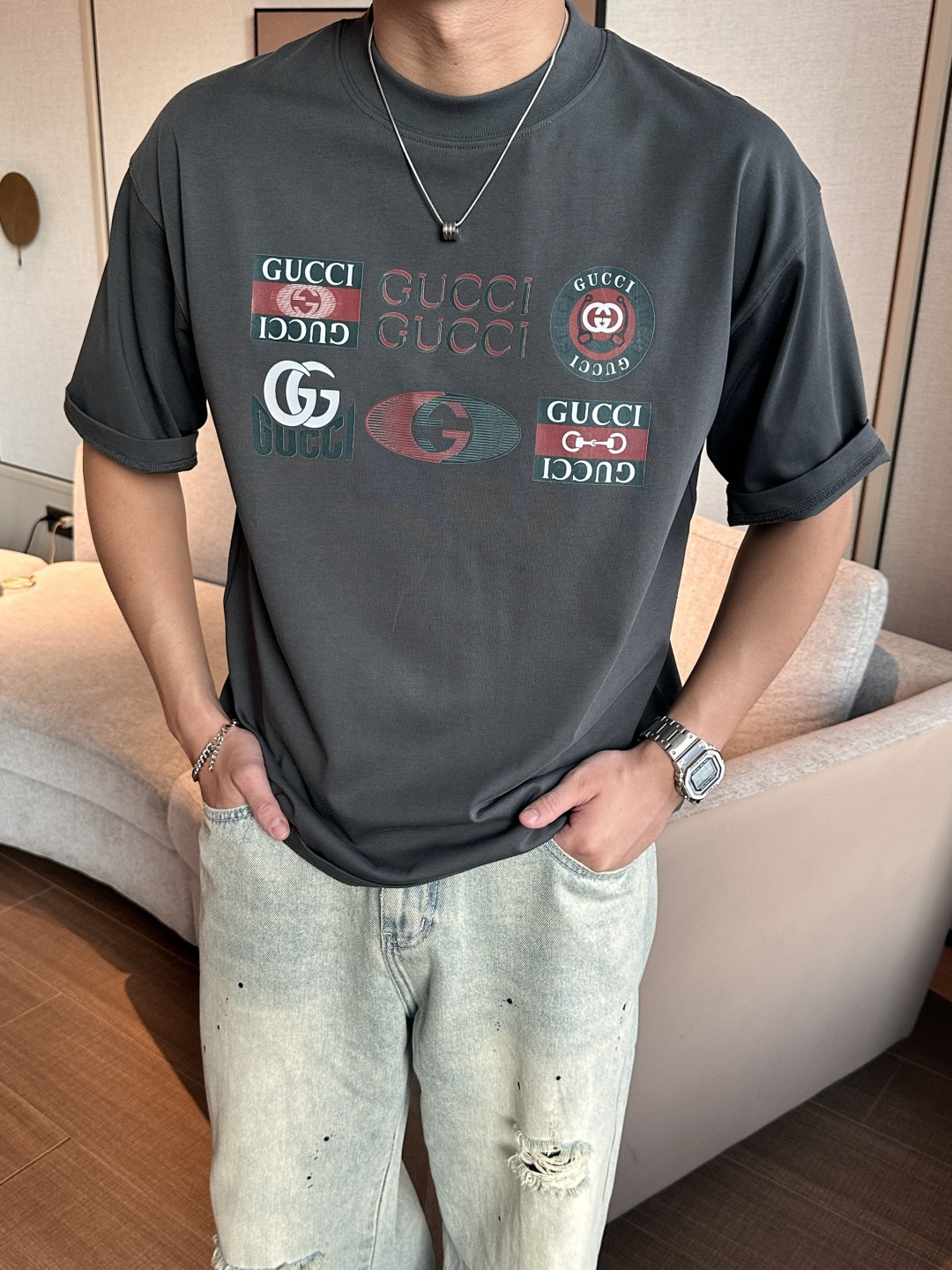 NO:455826,Gucc 2025 spring and summer style/official website synchronization The fabric is made of heavy pure cotton combed cotton fabric, OS loose style, and the upper body style is super positive!  Everyday versatile, a must-have item for wardrobe!  Same model for men and women Size S-3XL (2 sizes in size) Size/part S M L XL 2XL 3XL Shoulder width 52 54 56 57 59 60 Clothes length 70 72.75.78.82.85. Bust 54 56.58.60.62.64. Sleeve length 24 26 27 28 29 30,,gucci,alexander wang19860909Gucc 2025春夏款/官网同步 面料采用重磅纯棉精梳棉面料,OS宽松版型,上身版型超正！日常百搭,衣橱必备单品！ 男女同款 尺码 S-3XL（版型偏大2个码） 码数/部位S M L XL 2XL 3XL 肩宽 52 54 56 57 59 60 衣长70 72.75.78.82.85. 胸围 54 56.58.60.62.64. 袖长24 26 27 28 29 30,,gucci,alexander wang,Men's clothing