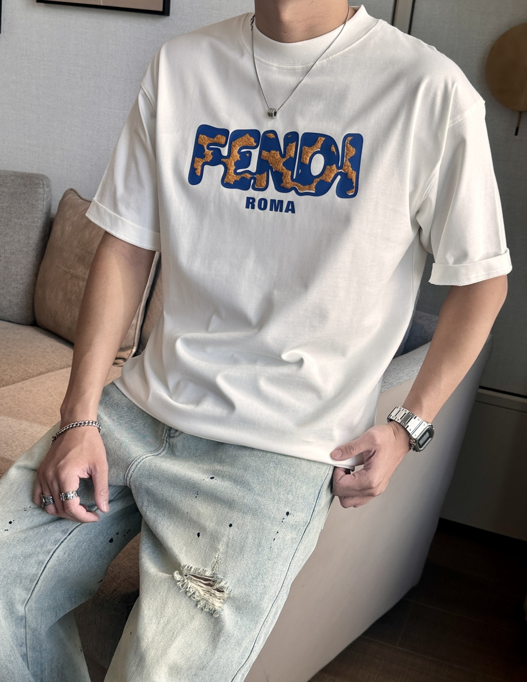 NO:455832,FD 2025 spring and summer style/official website synchronization The fabric is made of heavy pure cotton combed cotton fabric, OS loose style, and the upper body style is super positive!  Everyday versatile, a must-have item for wardrobe!  Same model for men and women Size S-3XL (2 sizes larger in size) Size/part S M L XL 2XL 3XL Shoulder width 52 54 56 57 59 60 Length 70 72.75.78.82.85. Bust 54 56.58.60.62.64. Sleeve length 24 26 27 28 29 30,,alexander wang19860909FD 2025春夏款/官网同步 面料采用重磅纯棉精梳棉面料,OS宽松版型,上身版型超正！日常百搭,衣橱必备单品！ 男女同款 尺码 S-3XL（版型偏大2个码） 码数/部位S M L XL 2XL 3XL 肩宽 52 54 56 57 59 60 衣长70 72.75.78.82.85. 胸围 54 56.58.60.62.64. 袖长24 26 27 28 29 30,,alexander wang,Men's clothing