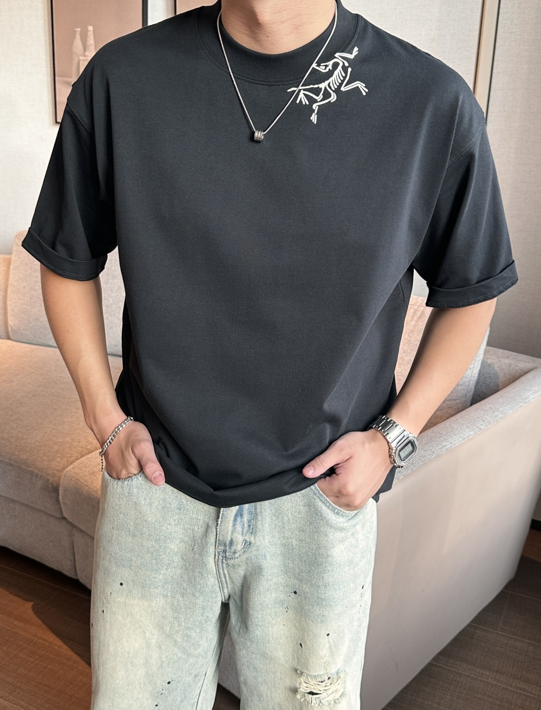 NO:455752,Archaeopteryx 2025 spring and summer style/official website synchronization The fabric is made of heavy pure cotton combed cotton fabric, OS loose style, and the upper body style is super positive!  Everyday versatile, a must-have item for wardrobe!  Same model for men and women Size S-3XL (2 sizes in size) Size/part S M L XL 2XL 3XL Shoulder width 52 54 56 57 59 60 Length 70 72.75.78.82.85. Bust 54 56.58.60.62.64. Sleeve length 24 26 27 28 29 30,arc'teryx,alexander wang19860909始祖鸟 2025春夏款/官网同步 面料采用重磅纯棉精梳棉面料,OS宽松版型,上身版型超正！日常百搭,衣橱必备单品！ 男女同款 尺码 S-3XL（版型偏大2个码） 码数/部位S M L XL 2XL 3XL 肩宽 52 54 56 57 59 60 衣长70 72.75.78.82.85. 胸围 54 56.58.60.62.64. 袖长24 26 27 28 29 30,arc'teryx,alexander wang,Men's clothing