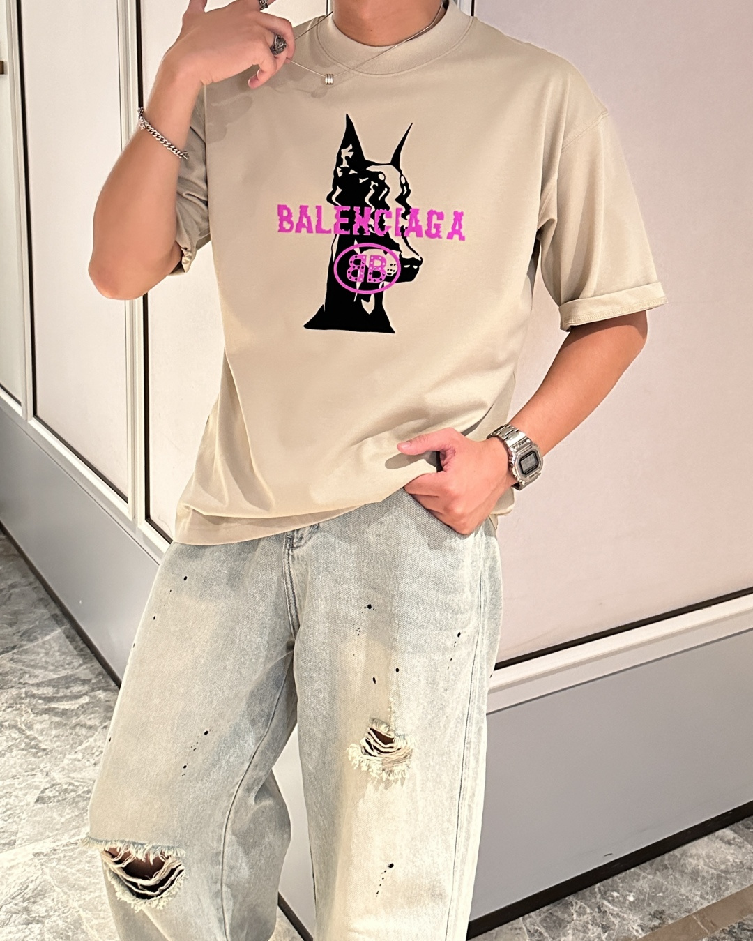 NO:455757,Balenciaga 2025 spring and summer style/official website synchronization The fabric is made of heavy pure cotton combed cotton fabric, OS loose style, and the upper body style is super positive!  Everyday versatile, a must-have item for wardrobe!  Same model for men and women Size S-3XL (2 sizes in size) Size/part S M L XL 2XL 3XL Shoulder width 52 54 56 57 59 60 Clothes length 70 72.75.78.82.85. Bust 54 56.58.60.62.64. Sleeve length 24 26 27 28 29 30,,balenciaga,alexander wang19860909巴黎世家 2025春夏款/官网同步 面料采用重磅纯棉精梳棉面料,OS宽松版型,上身版型超正！日常百搭,衣橱必备单品！ 男女同款 尺码 S-3XL（版型偏大2个码） 码数/部位S M L XL 2XL 3XL 肩宽 52 54 56 57 59 60 衣长70 72.75.78.82.85. 胸围 54 56.58.60.62.64. 袖长24 26 27 28 29 30,,balenciaga,alexander wang,Men's clothing