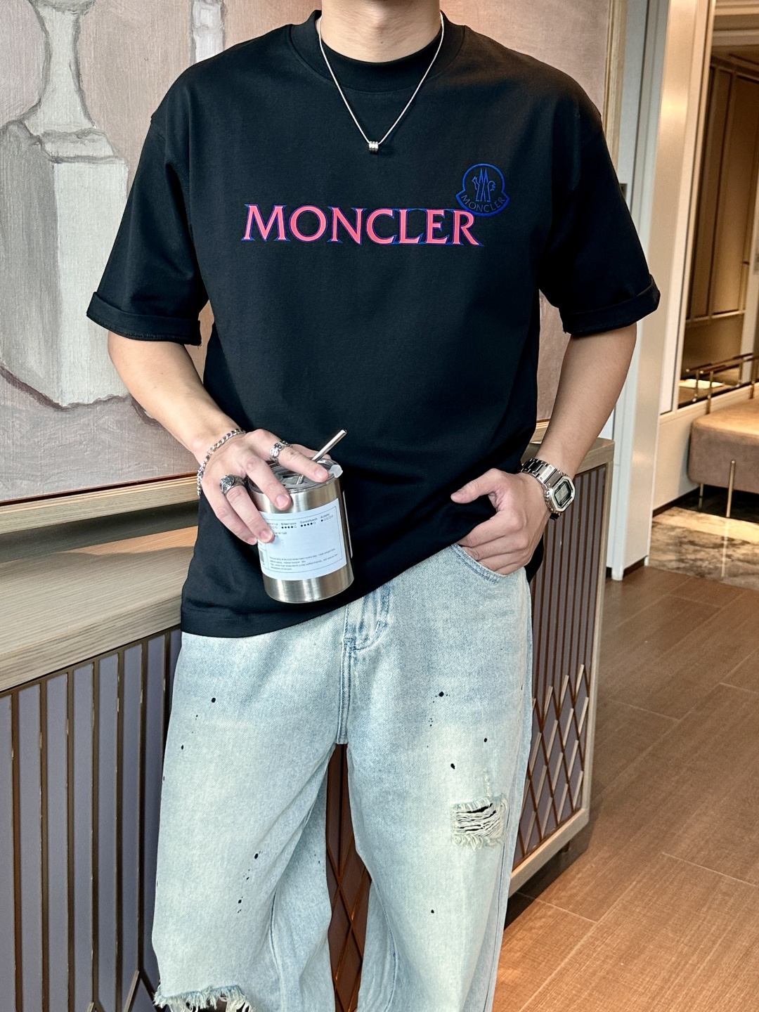 NO:455772,The 2025 spring and summer style/official website synchronization The fabric is made of heavy pure cotton combed cotton fabric, OS loose style, and the upper body style is super positive!  Everyday versatile, a must-have item for wardrobe!  Same model for men and women Size S-3XL (2 sizes larger in size) Size/part S M L XL 2XL 3XL Shoulder width 52 54 56 57 59 60 Clothes length 70 72.75.78.82.85. Bust 54 56.58.60.62.64. Sleeve length 24 26 27 28 29 30,,Moncler,alexander wang19860909蒙口 2025春夏款/官网同步 面料采用重磅纯棉精梳棉面料,OS宽松版型,上身版型超正！日常百搭,衣橱必备单品！ 男女同款 尺码 S-3XL（版型偏大2个码） 码数/部位S M L XL 2XL 3XL 肩宽 52 54 56 57 59 60 衣长70 72.75.78.82.85. 胸围 54 56.58.60.62.64. 袖长24 26 27 28 29 30,,Moncler,alexander wang,Men's clothing