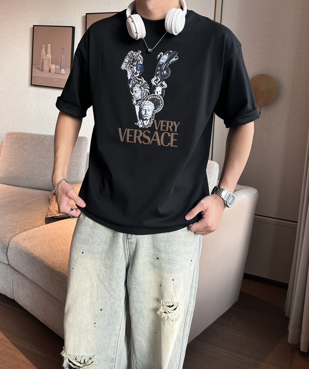 NO:455782,Versace 2025 spring and summer style/official website synchronization The fabric is made of heavy pure cotton combed cotton fabric, OS loose style, and the upper body style is super positive!  Everyday versatile, a must-have item for wardrobe!  Same model for men and women Size S-3XL (2 sizes larger in size) Size/part S M L XL 2XL 3XL Shoulder width 52 54 56 57 59 60 Clothes length 70 72.75.78.82.85. Bust 54 56.58.60.62.64. Sleeve length 24 26 27 28 29 30,,versace,alexander wang19860909范思哲 2025春夏款/官网同步 面料采用重磅纯棉精梳棉面料,OS宽松版型,上身版型超正！日常百搭,衣橱必备单品！ 男女同款 尺码 S-3XL（版型偏大2个码） 码数/部位S M L XL 2XL 3XL 肩宽 52 54 56 57 59 60 衣长70 72.75.78.82.85. 胸围 54 56.58.60.62.64. 袖长24 26 27 28 29 30,,versace,alexander wang,Men's clothing