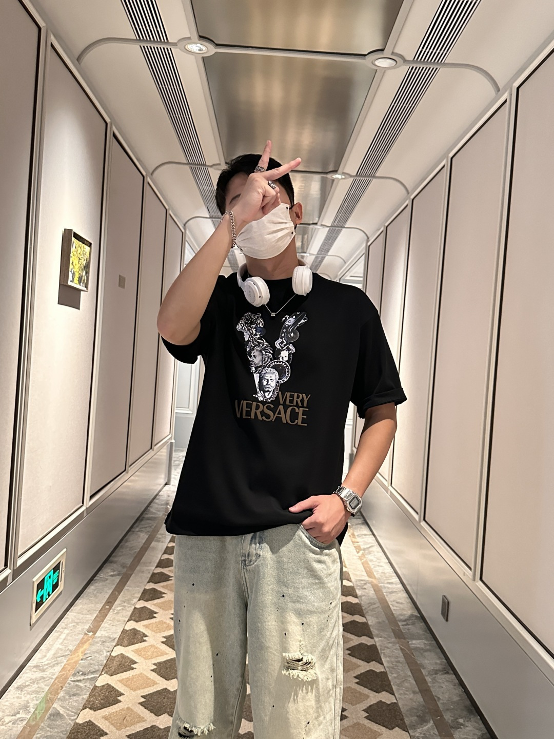 范思哲 2026春夏款/官网同步面料采用重磅纯棉精梳棉面料，OS宽松版型，上身版型超正！日常百搭，衣橱必