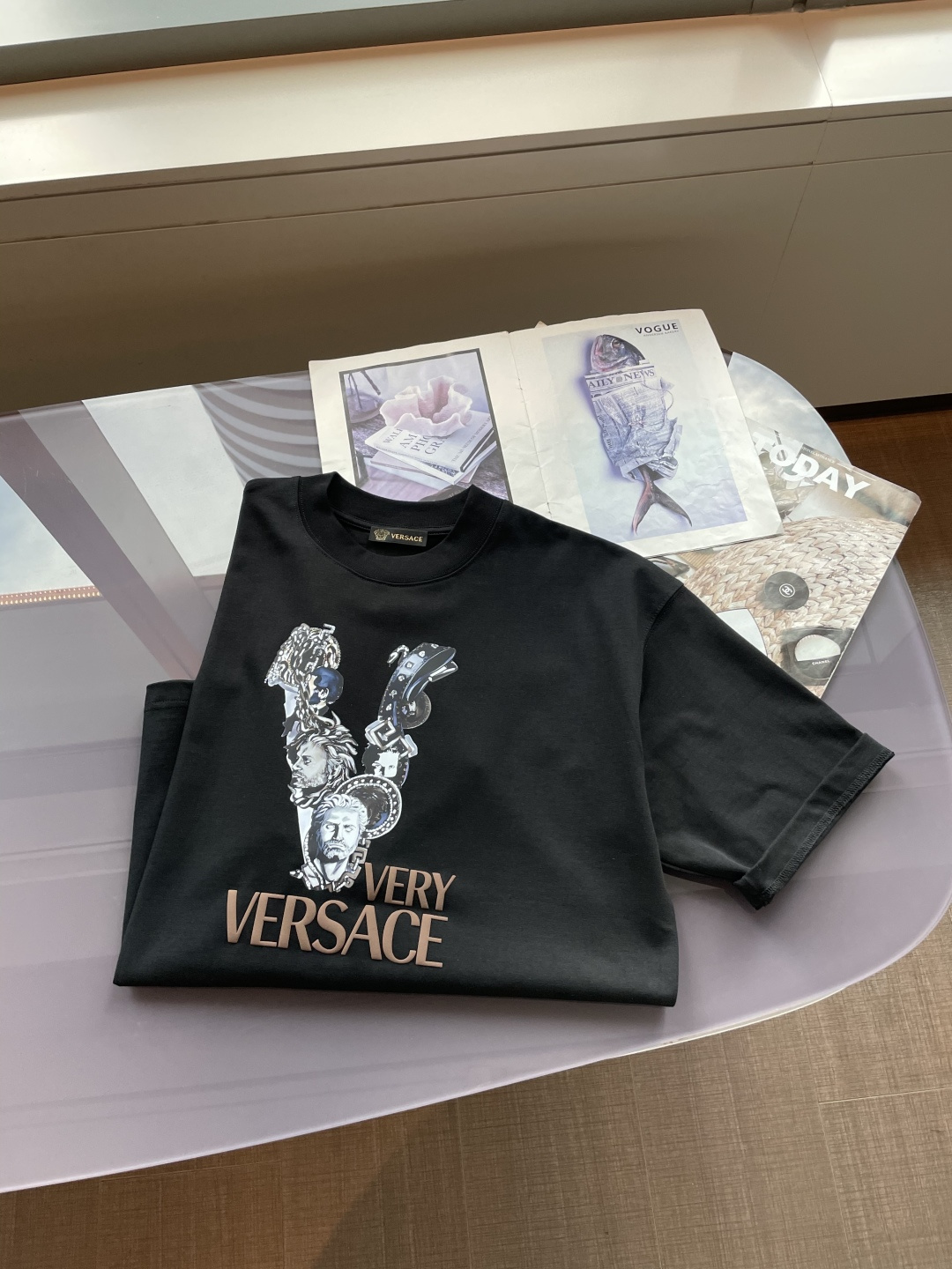 范思哲 2026春夏款/官网同步面料采用重磅纯棉精梳棉面料，OS宽松版型，上身版型超正！日常百搭，衣橱必