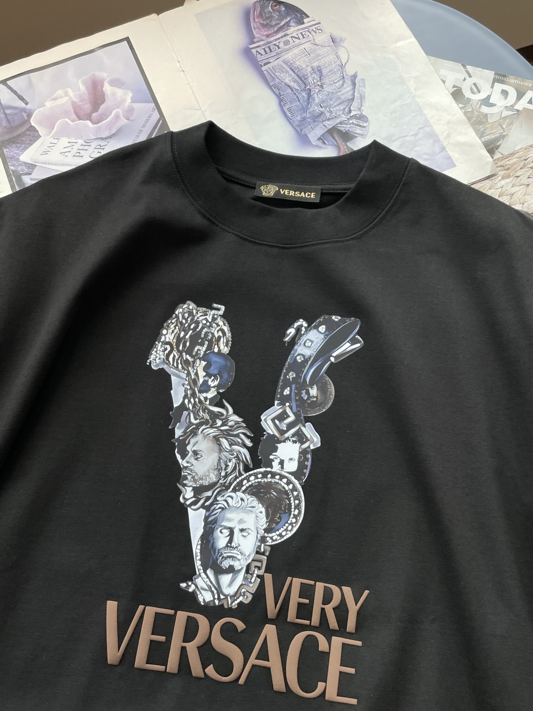 范思哲 2026春夏款/官网同步面料采用重磅纯棉精梳棉面料，OS宽松版型，上身版型超正！日常百搭，衣橱必