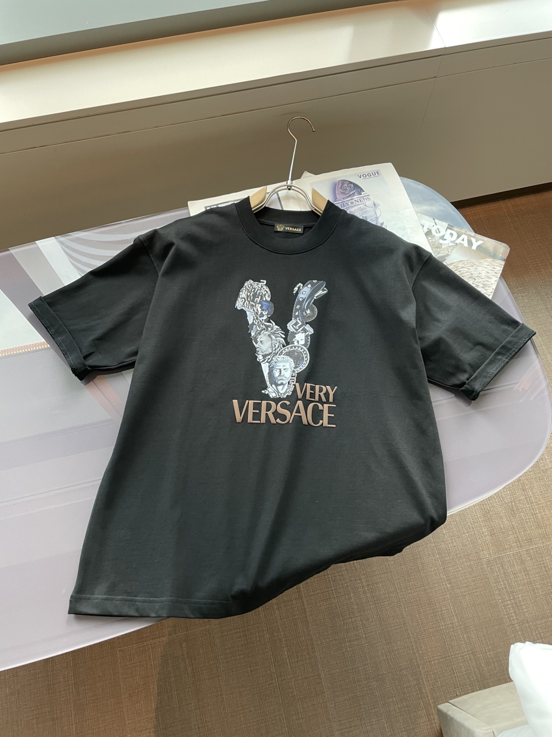 范思哲 2026春夏款/官网同步面料采用重磅纯棉精梳棉面料，OS宽松版型，上身版型超正！日常百搭，衣橱必