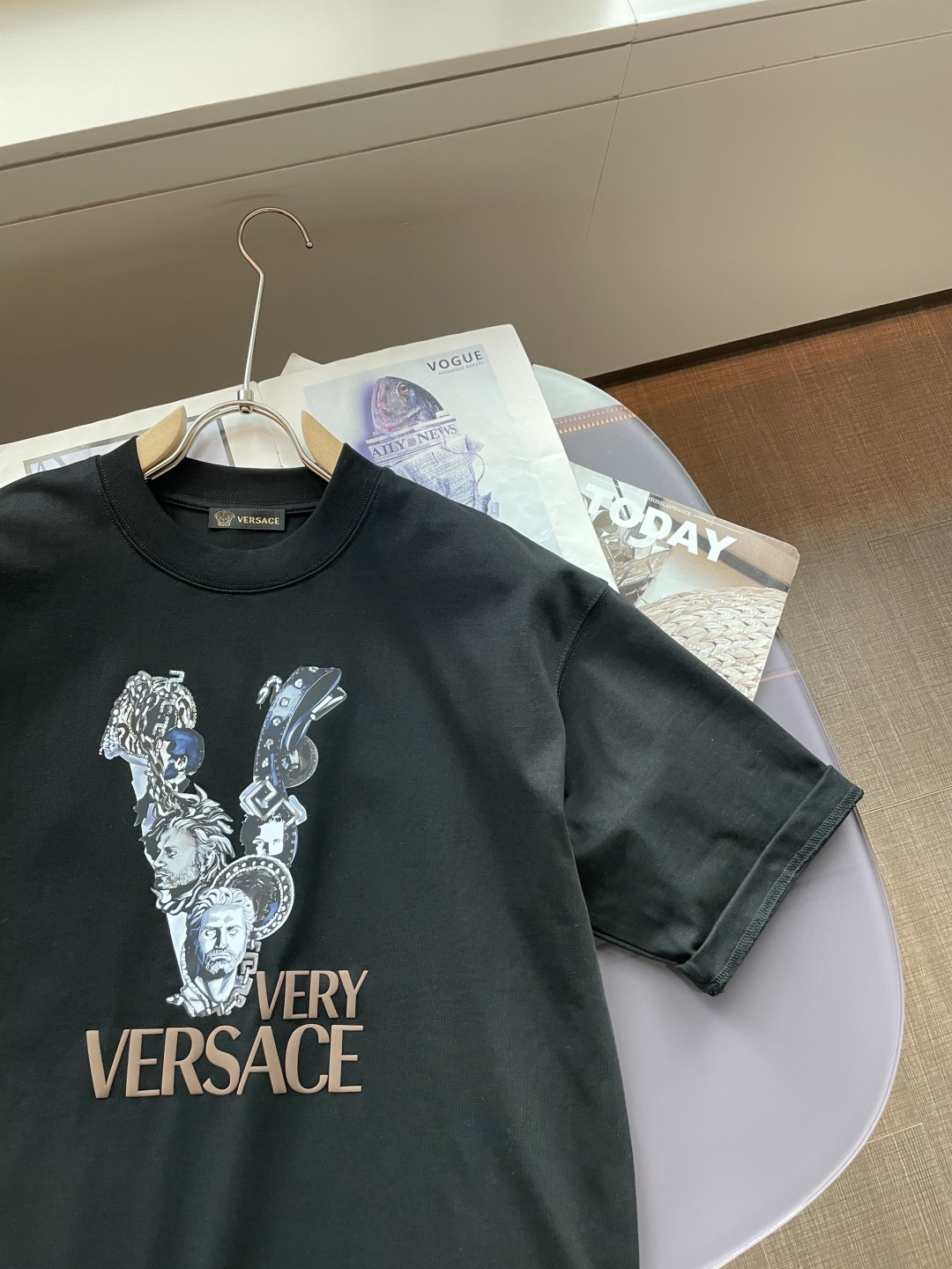 范思哲 2026春夏款/官网同步面料采用重磅纯棉精梳棉面料，OS宽松版型，上身版型超正！日常百搭，衣橱必