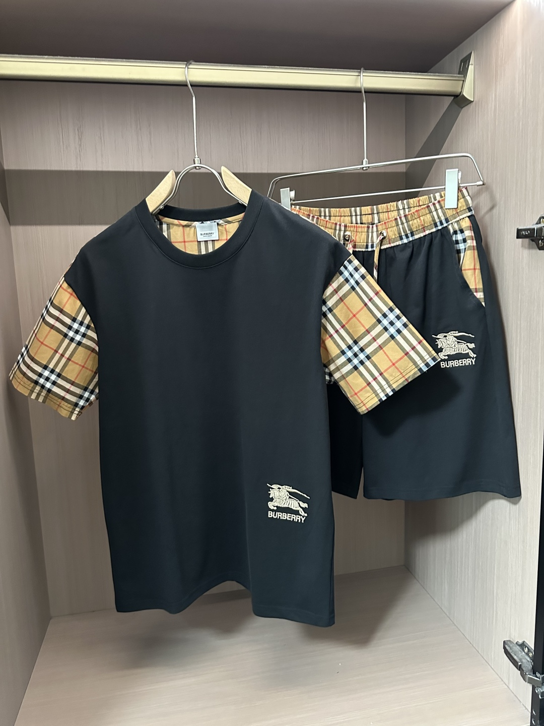 NO:502530,Bur Spring and summer top classic short-sleeved suit, exquisite craftsmanship counter fabric, top-level elements fusion, classic short-sleeved three-standard standard, trendy men's fashion, whether it is the comfort of the upper body or the incomparable existence, it can be said that everyone has a must-have set in summer. Number of numbers M-XXXL, burberry, T-shirt, alexander wang19860909Bur 春夏顶级经典短袖套装,精致工艺专柜面料,顶级元素融合打造,经典短袖3标齐全,潮男时尚,无论是上身舒适度还是都是无可比拟的存在,可以说是夏日必备人手一套 码数M-XXXL,,burberry,T-shirt,alexander wang,Men's clothing