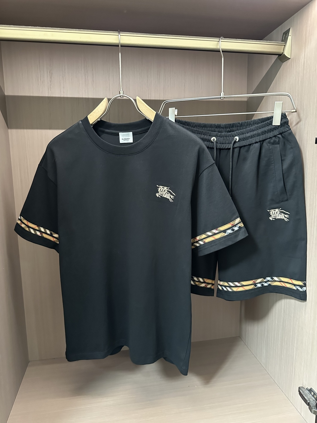 NO:458805,Bur Spring and summer top classic short-sleeved suit, exquisite craftsmanship counter fabric, top-level elements fusion, classic short-sleeved three-standard standard, trendy men's fashion, whether it is the comfort of the upper body or the incomparable existence, it can be said that everyone has a must-have set in summer. Number of numbers M-XXXL, burberry, T-shirt, alexander wang19860909Bur 春夏顶级经典短袖套装,精致工艺专柜面料,顶级元素融合打造,经典短袖3标齐全,潮男时尚,无论是上身舒适度还是都是无可比拟的存在,可以说是夏日必备人手一套 码数M-XXXL,,burberry,T-shirt,alexander wang,Men's clothing