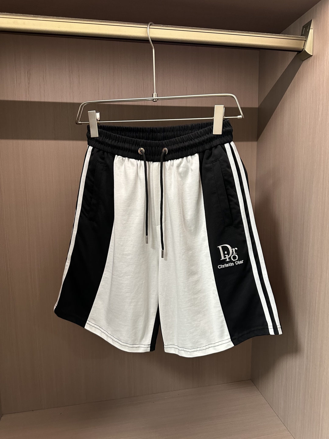 “Dior Classic Short Sleeve Suit: Top Spring/Summer Choice for Fashionable Men” - 图片 7