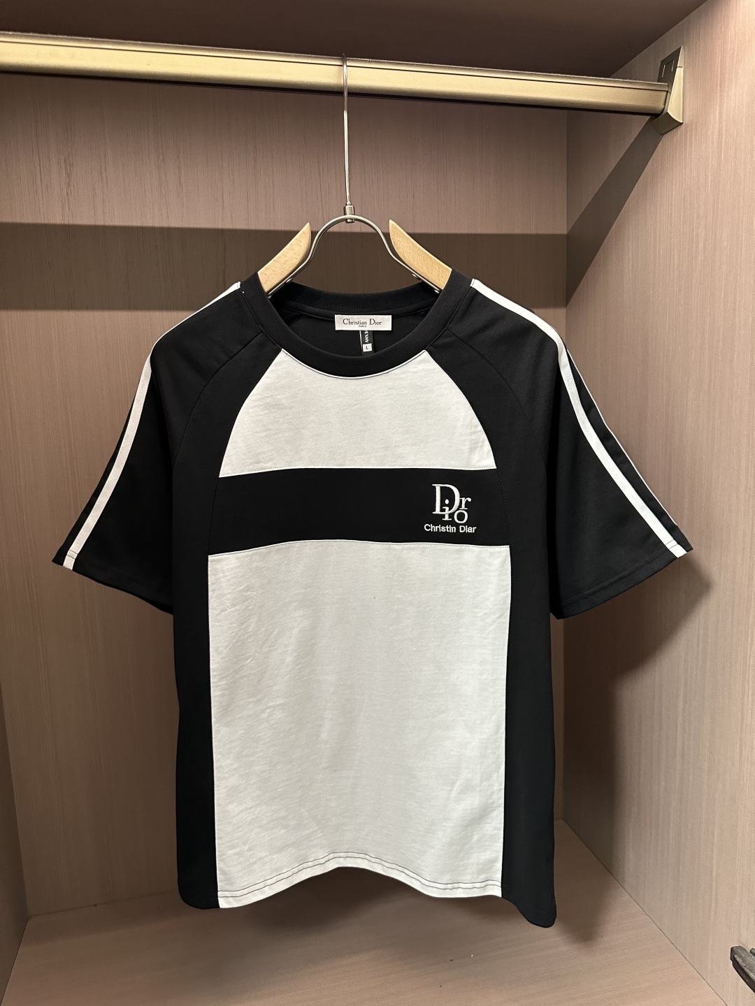 “Dior Classic Short Sleeve Suit: Top Spring/Summer Choice for Fashionable Men” - 图片 2