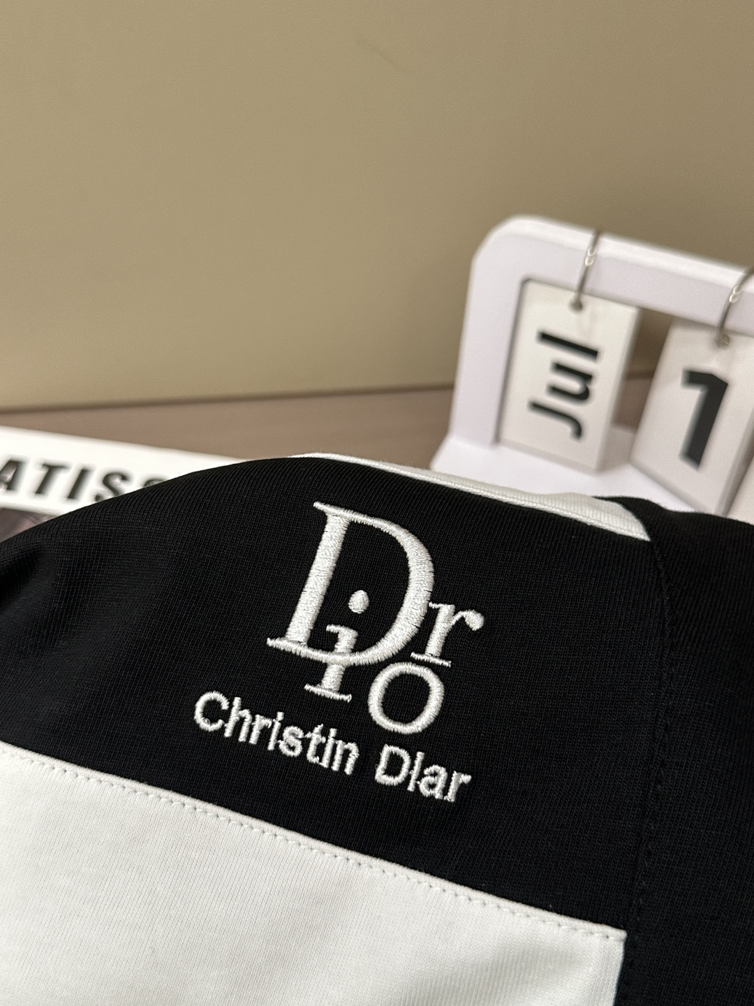 “Dior Classic Short Sleeve Suit: Top Spring/Summer Choice for Fashionable Men” - 图片 5