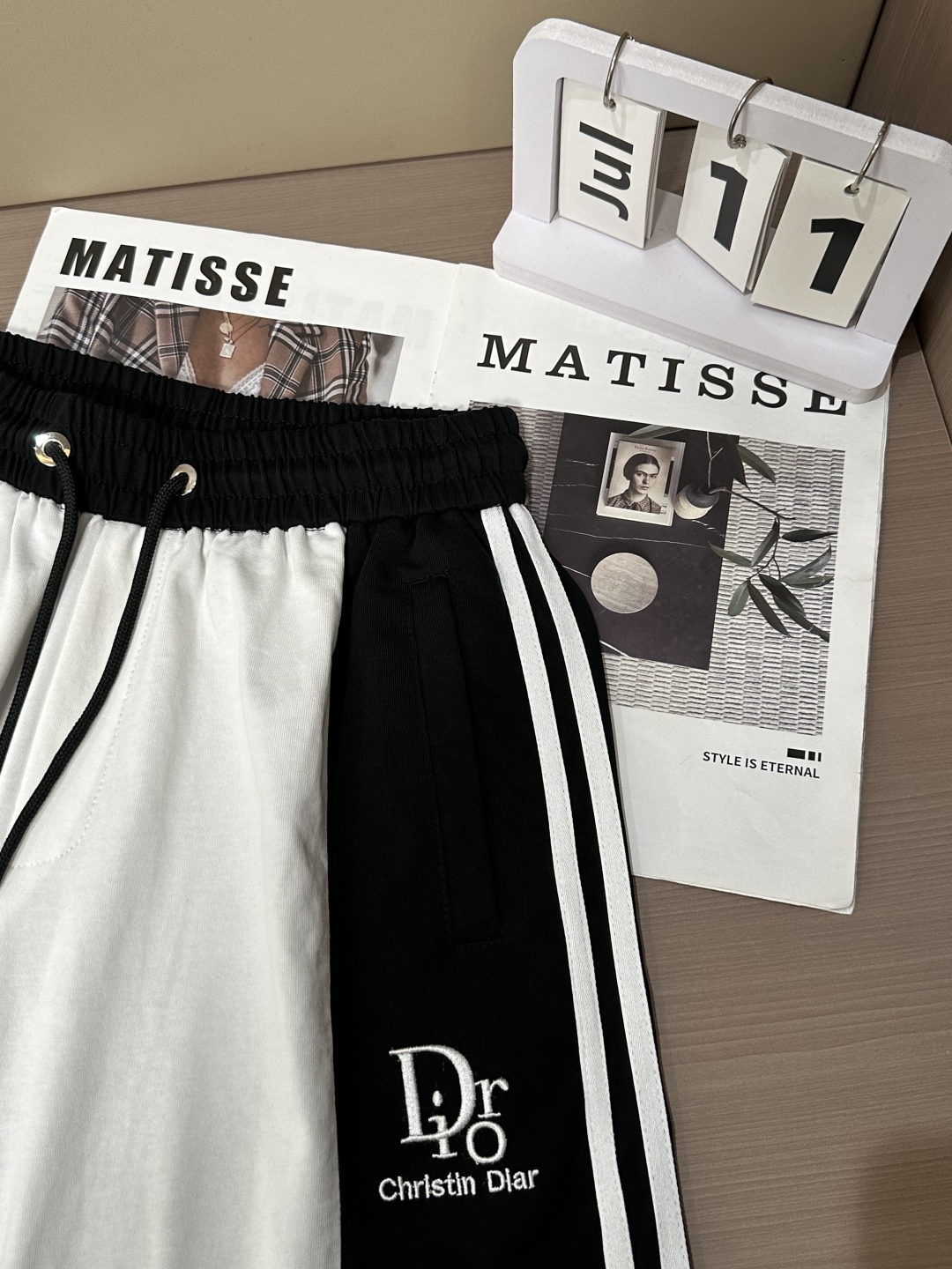 “Dior Classic Short Sleeve Suit: Top Spring/Summer Choice for Fashionable Men” - 图片 9