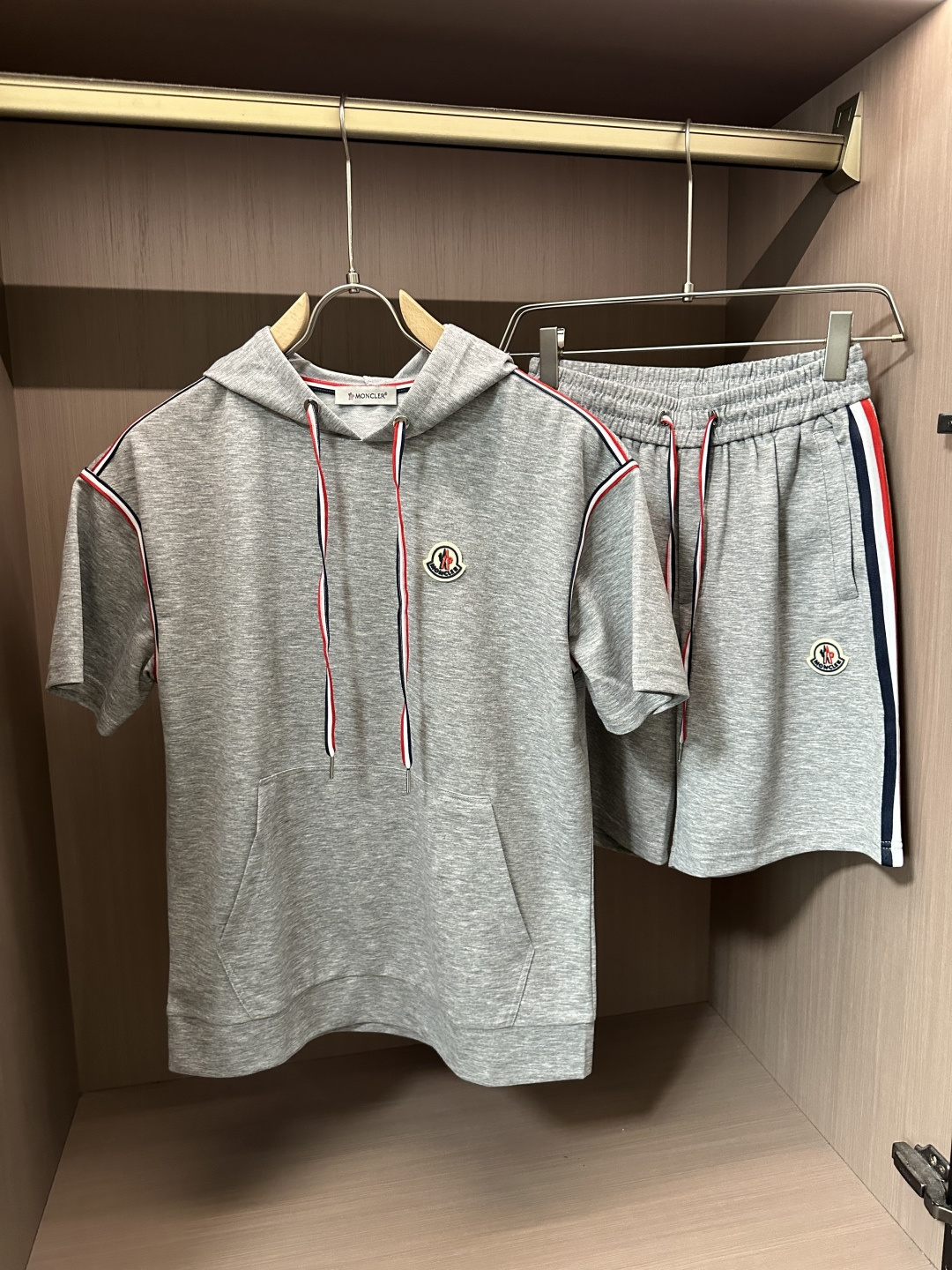 NO:458819,The top classic short-sleeved suit in spring and summer, exquisite craftsmanship counter fabric, top-level elements fusion, classic short-sleeved three-standard logo, trendy men's fashion, whether it is the comfort of the upper body or the incomparable existence, it can be said that everyone has a must-have set in summer. Number of numbers M-XXXL, Moncler, T-shirt, alexander wang19860909蒙口 春夏顶级经典短袖套装,精致工艺专柜面料,顶级元素融合打造,经典短袖3标齐全,潮男时尚,无论是上身舒适度还是都是无可比拟的存在,可以说是夏日必备人手一套 码数M-XXXL,,Moncler,T-shirt,alexander wang,Men's clothing