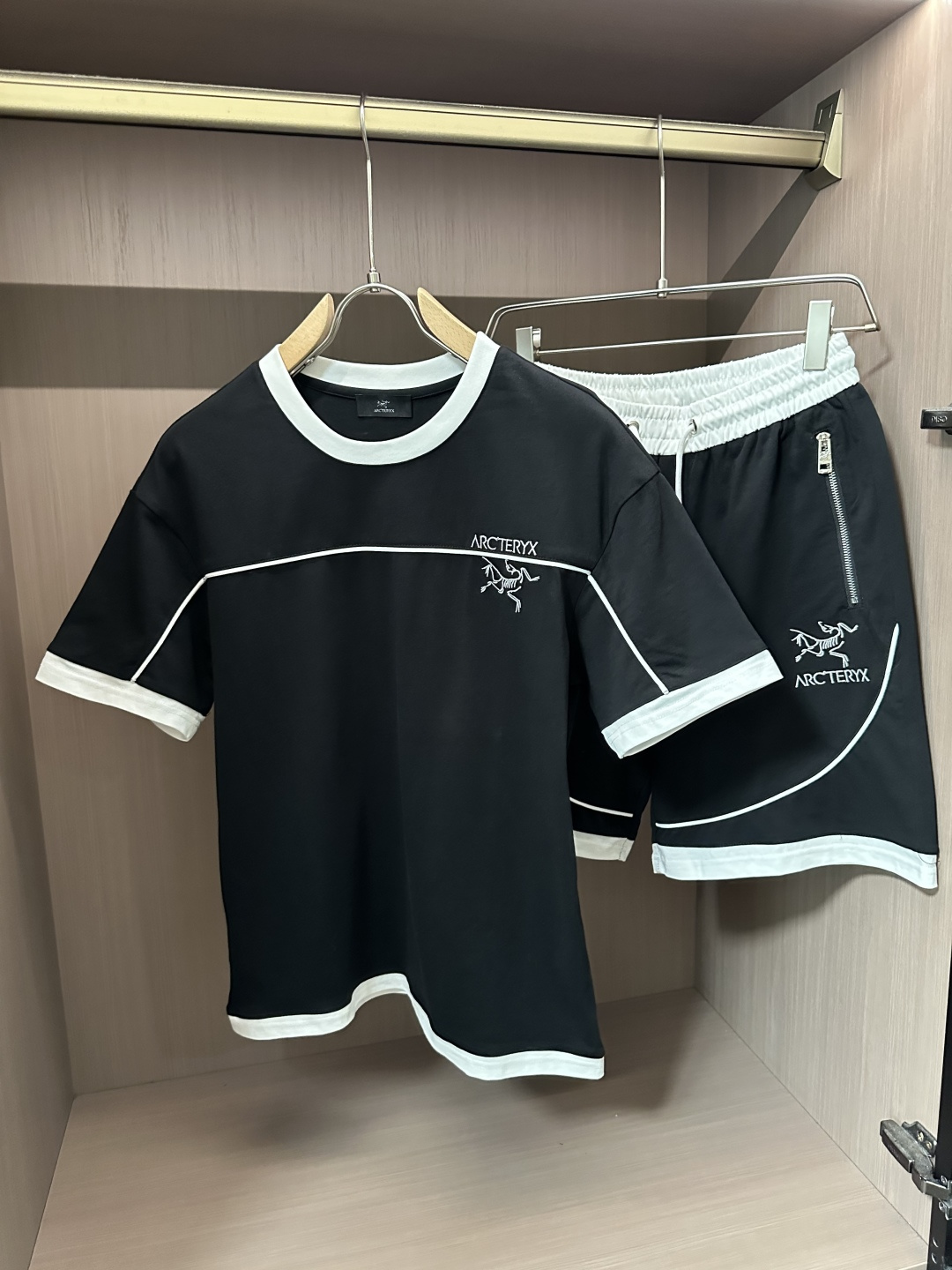 NO:458821,Archaeopteryx, the top classic short-sleeved suit in spring and summer, exquisite craftsmanship counter fabric, top-level elements fusion, classic short-sleeved three-standard logo, fashionable men, whether it is the comfort of the upper body or the incomparable existence, it can be said that everyone has a must-have set in summer. Number of numbers M-XXXL, arc'teryx, T-shirt, alexander wang19860909始祖鸟 春夏顶级经典短袖套装,精致工艺专柜面料,顶级元素融合打造,经典短袖3标齐全,潮男时尚,无论是上身舒适度还是都是无可比拟的存在,可以说是夏日必备人手一套 码数M-XXXL,arc'teryx,T-shirt,alexander wang,Men's clothing