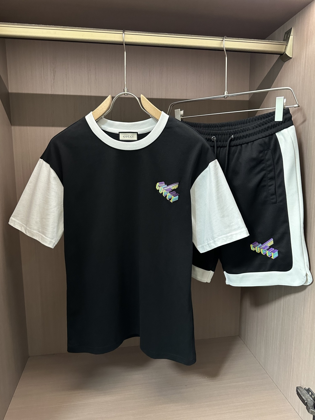 NO:458823,Gucc spring and summer top classic short-sleeved suit, exquisite craftsmanship counter fabric, top-level elements fusion, classic short-sleeved three-standard standard, trendy men's fashion, whether it is the comfort of the upper body or the incomparable existence, it can be said that everyone has a must-have set in summer. Number of numbers M-XXXL, gucci, T-shirt, alexander wang19860909Gucc 春夏顶级经典短袖套装,精致工艺专柜面料,顶级元素融合打造,经典短袖3标齐全,潮男时尚,无论是上身舒适度还是都是无可比拟的存在,可以说是夏日必备人手一套 码数M-XXXL,,gucci,T-shirt,alexander wang,Men's clothing